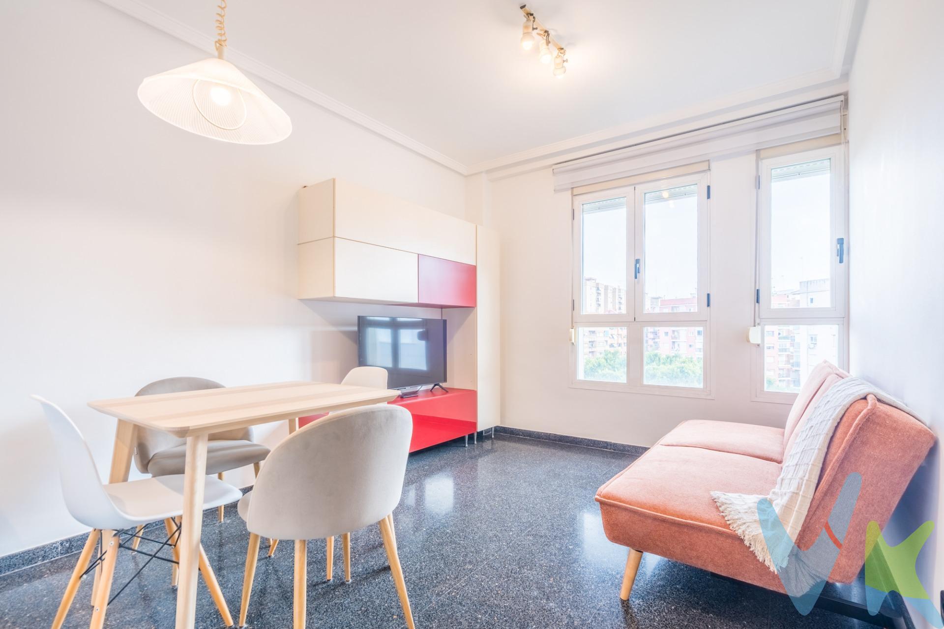 Descubra el placer de vivir en una de las ubicaciones más cotizadas y elegantes de Valencia. Este espectacular apartamento, situado en la sexta planta de un edificio de lujo en la calle Antonio Suárez, ofrece una combinación perfecta de sofisticación, comodidad y calidad de vida. La vivienda se encuentra en perfecto estado y se entrega completamente amueblada y equipada con un gusto impecable. Olvídese de mudanzas complicadas: está diseñado para que pueda disfrutarlo desde el primer minuto. Solo tiene que traer sus maletas. Distribución elegante y optimizada:. * Salón comedor luminoso con amplias vistas despejadas al parque. * Cocina americana moderna, integrada y totalmente equipada, ideal para el día a día o para recibir visitas. * 1 dormitorio principal confortable y con excelente luz natural. * 1 baño completo independiente, moderno y funcional.  🏢 Un edificio premium con servicios de lujo. El inmueble se ubica en una finca señorial que destaca por su diseño y su excelente comunidad. Cuenta con servicio de conserjería diario, lo que garantiza una atención personalizada, gestión de paquetería y un nivel de seguridad y tranquilidad superior. Además, la propiedad incluye de forma inseparable:. * Plaza de garaje en el mismo edificio (comodidad absoluta en la zona). * Trastero privado de gran capacidad de almacenaje. 📍 Ubicación privilegiada: El lujo de tenerlo todo a un paso. Vivir aquí significa disfrutar de un entorno fantástico con todos los servicios imaginables (gastronomía de primer nivel, supermercados, boutiques y centros de salud) y una conectividad inmejorable:. * Naturaleza en la puerta: Al lado del Jardín del Turia, el parque urbano más grande de España, un pulmón verde inmenso para pasear, relajarse o hacer deporte. * Conexión total: Junto a la Avenida de Aragón, con paradas de metro y autobús prácticamente en la puerta. * Paseando al centro: A tan solo 20 minutos andando del corazón de Valencia. Una oportunidad excepcional tanto para profesionales que buscan un hogar exclusivo listo para habitar, como para inversores que desean un activo de alta rentabilidad y nula inversión en reformas. 