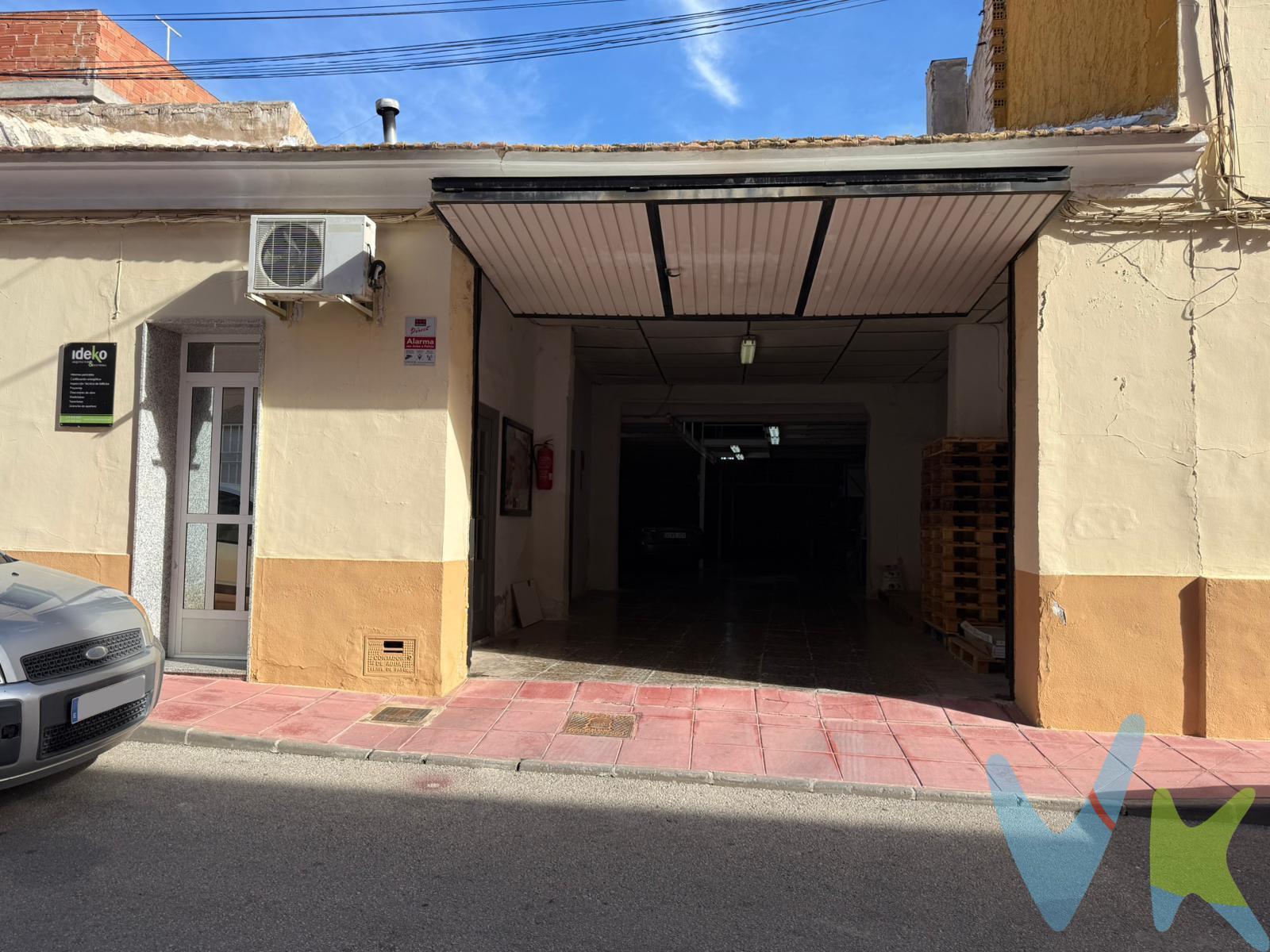 Se vende amplio local-almacén con múltiples posibilidades, ubicado en una zona bien comunicada. Según consta en nota simple, originalmente como vivienda, aunque el actual propietario derribó la edificación para destinarlo a almacén. Actualmente dispone de:. Gran espacio diáfano con capacidad aproximada para 9 vehículos. Puerta de entrada automática. Extracción de humos. Dos despachos. Sótano destinado a almacenaje. Altillo/trasteros construidos con estructura metálica y techo de chapa. Suelo de terrazo. Patio interior. Gracias a su configuración y superficie, existe la posibilidad de reconvertirlo en vivienda, pudiendo proyectar una vivienda de 2 dormitorios, aprovechando el patio interior para aportar luz y ventilación. Ideal tanto para uso profesional o empresarial como para inversores que busquen un inmueble con potencial de transformación. 📞 Para más información o concertar una visita, no dude en contactar. 🔑 Comercialización en multiexclusiva. Por mandato expreso del propietario, este inmueble se comercializa en multiexclusiva, lo que garantiza un acceso completo a la información, un servicio profesional y una gestión ordenada, sin interferencias de terceros. Si eres agente inmobiliario y tienes un cliente interesado, estaremos encantados de colaborar. Contáctanos sin compromiso. 🤝 Una compra tranquila y bien acompañada. Al contactar directamente con nosotros, evitarás molestias innecesarias a la propiedad. Nos encargamos de toda la intermediación, facilitándote la documentación, la información necesaria y un trato cercano, claro y sin complicaciones. Te informaremos con total transparencia de todos los aspectos de la compra, incluidos gastos y honorarios de agencia para que tomes decisiones con calma y seguridad. Nuestra forma de trabajar se basa en algo muy sencillo:. Calma → la tranquilidad de comprar tu vivienda con acompañamiento profesional en todo el proceso con nosotros. ℹ️ Información legal. La descripción del inmueble y las imágenes publicadas tienen carácter meramente informativo y no contractual. El precio ha sido fijado por la propiedad y podría sufrir variaciones hasta su formalización en contrato de compraventa. 💰 Gastos de la compra. •	Impuestos (ITP). o	Con bonificación: 3 %. o	Sin bonificación: 7,75 %. •	Notaría y Registro: aprox. 1.000 €. •	Honorarios de agencia: 3 % + IVA, con un mínimo de 3.000 € + IVA. (No incluidos en el precio de venta). ¡Oye, agente inmobiliario! Si estás leyendo este texto y te gusta, te desafiamos a ser creativo y sorprendernos con una adaptación original. ¡Nada de copiar y pegar, queremos ver tu ingenio en acción!. 