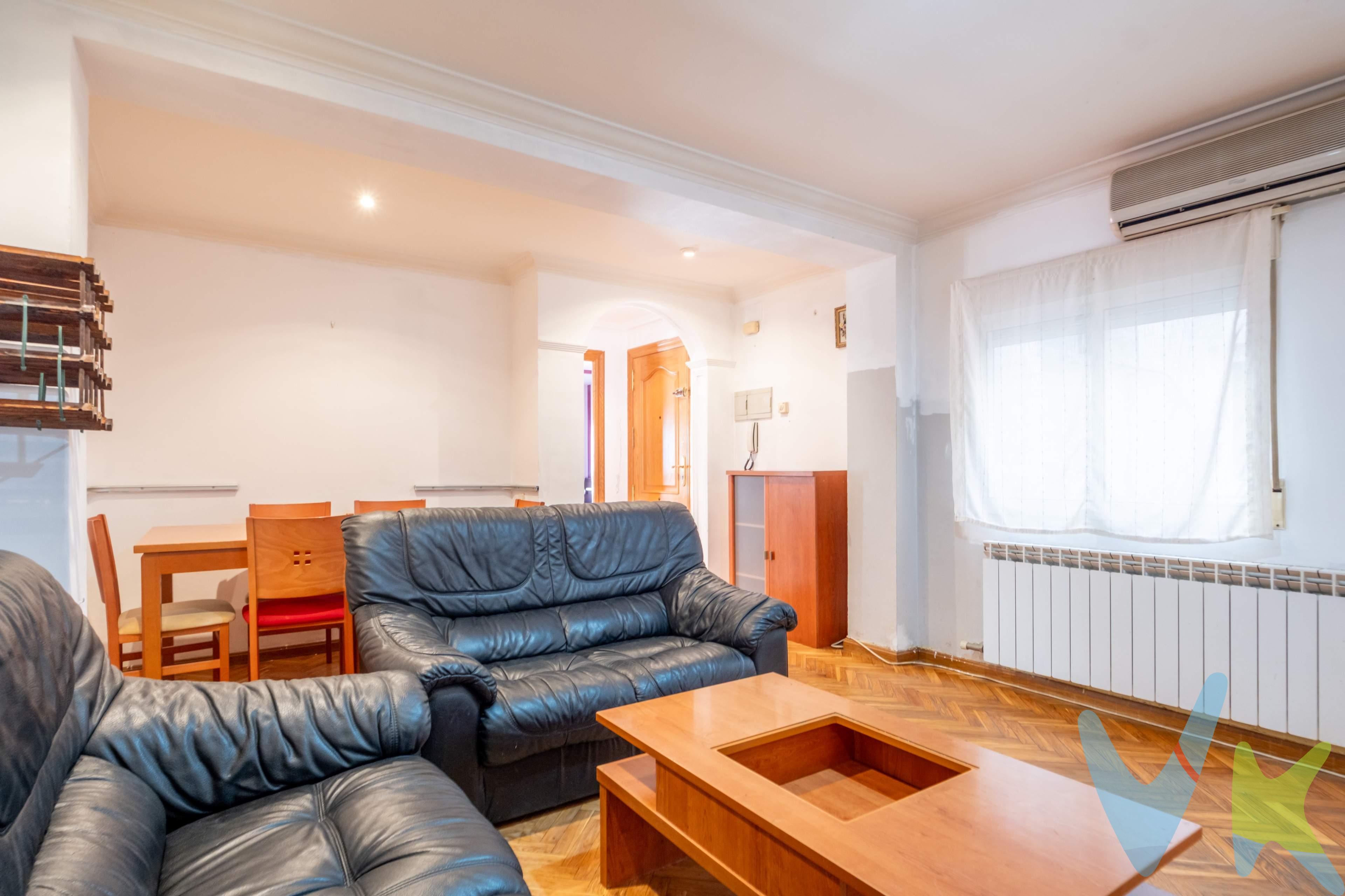 Imagina despertar cada mañana en un hogar donde la luz del sol es la protagonista. Este acogedor piso en la calle Río Duero no es solo una vivienda; es tu próximo refugio junto al pulmón verde del Parque de la Aljafería. Si valoras vivir en un barrio consolidado, con alma y a un paso del centro de Zaragoza, sigue leyendo. Un hogar con carácter y distribución inteligente. Ubicado en una tercera planta, este inmueble destaca por su calidez y su excelente aprovechamiento del espacio:. Salón y Dormitorios con alma: Disfruta de 2 dormitorios llenos de luz natural. El principal cuenta con un balcón exterior, el rincón perfecto para tu café matutino mientras sientes el pulso del barrio. Calidez bajo tus pies: El suelo de parquet de espiga aporta esa elegancia clásica y acogedora que convierte una casa en un verdadero hogar. Un baño diseñado para el relax: Pocas veces encontrarás un baño tan completo y funcional. Dispone de bañera y ducha, además de ventana propia, garantizando una ventilación natural envidiable. Cocina independiente con galería: Espacio ideal para cocinar sin humos en el resto de la casa y con una galería adicional que te ofrece ese desahogo de almacenaje que tanto necesitas. Ubicación estratégica: Lo tienes todo a mano. Vivir en el barrio de La Almozara es sinónimo de comodidad. Tendrás el Palacio de la Aljafería y sus jardines como vecinos, ideales para pasear, hacer deporte o desconectar tras un día de trabajo. Además, estarás rodeado de todos los servicios: supermercados, colegios y una excelente conexión de transporte público. Ideal para: Primeros compradores que buscan independencia o inversores que conocen la alta demanda de alquiler en esta zona estratégica de Zaragoza. (Nota: Finca sin ascensor, lo que se traduce en unos gastos de comunidad más reducidos y una inversión inicial más competitiva). ¿Vienes a verlo? Las oportunidades con esta luz vuelan. *** Precio y Gastos:. En el precio de venta publicado no se incluyen los impuestos legalmente establecidos ni gastos derivados de la compraventa y de la inscripción del inmueble (I.T.P., Notaría y Registro de la Propiedad)