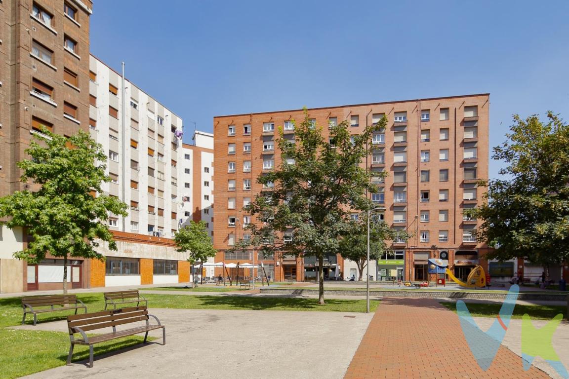 Piso luminoso en Calle Miguel Servet, Gijón Vivienda de 3 habitaciones y 1 baño, lista para entrar a vivir, que destaca por su luz natural y  buenos acabados en una ubicación inmejorable. Distribución por Zonas * Salón-Comedor: Espacio amplio y exterior con luminosidad. Amueblado con estilo moderno, incluye zona de estar con chaise-longue y comedor independiente.* Cocina Independiente: Totalmente equipada con electrodomésticos en columna (horno/microondas) y lavavajillas . Cuenta con encimera de granito y mesa de diario. * Dormitorio Principal: Suite de matrimonio espaciosa, con cabecero tapizado y armario empotrado de gran capacidad en madera noble. * Habitaciones Adicionales: Versátiles y luminosas; actualmente una configurada como un despacho profesional/estudio y otra como un acogedor cuarto de invitados con sofá-cama. * Baño: Es de gran tamaño, con bañera, encimera de mármol y zona de lavandería integrada de forma estética. * Pasillo Distribuidor: Optimizado al máximo con armarios empotrados adicionales que garantizan un almacenamiento extra. Calidades Destacadas * Suelos y Carpintería: Parqué de madera natural y puertas/armarios en roble que aportan calidez. * Confort: Ventanas de doble acristalamiento para un aislamiento total y calefacción por acumuladores eléctricos individual. * Ubicación: En el corazón de la calzada, con un parque y una plaza debajo y  con colegios, supermercados, gimnasios y transporte a pie de calle, también la playa del Arbeyal  a pocos minutos.