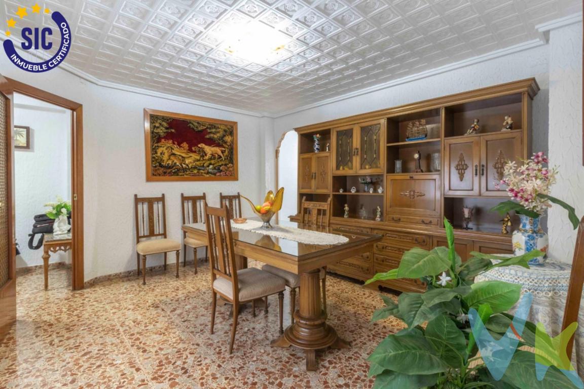 Te presentamos en exclusiva un estupendo piso situado en la misma Avenida al Vedat, en una ubicación inmejorable, junto a la parada de metro Avinguda y rodeado de todos los servicios esenciales (comercios, colegios, supermercados y transporte público). La finca dispone de ascensor y está adaptada para personas con movilidad reducida (PMR). Que tiene la vivienda actualmente:3 dormitorios (se puede rescatar el 4º)1 Baño grande.1 Cocina funcional.1 Comedor.1 Sala de estar.Vivienda para entrar a vivir y bien conservada.Si buscas un hogar en Torrent bien ubicado, con todos los servicios cerca y listo para entrar a vivir, ¡este piso es para ti!..? Contacta ahora para más información o concertar una visita. ¡No dejes pasar esta oportunidad!.Por mandato expreso del propietario, comercializamos este inmueble EN EXCLUSIVA, lo que le garantiza un servicio de calidad, un trato fácil, sencillo y sin interferencias de terceros. Por este motivo, se ruega no molestar al propietario, a los ocupantes de la propiedad, a los vecinos. Muchas gracias por su comprensión. El precio publicado NO incluye:- Los gastos de notaría- El impuesto de transmisiones patrimoniales, que es del 10 % (salvo supuestos de bonificación por el comprador)- Los gastos del registro de la propiedad.- Los honorarios de la inmobiliaria que paga la parte comprador.Asimismo no incluye ningún otro gasto asociado que no este específicamente que esta incluido. Los datos e información contenida en este anuncio es meramente informativa, por lo que no tiene carácter contractual, pudiendo contener errores, reservándose la inmobiliaria a poder modificarla en cualquier momento. Para saber más sobre el mismo no dude en ponerse en contacto con nosotros.
