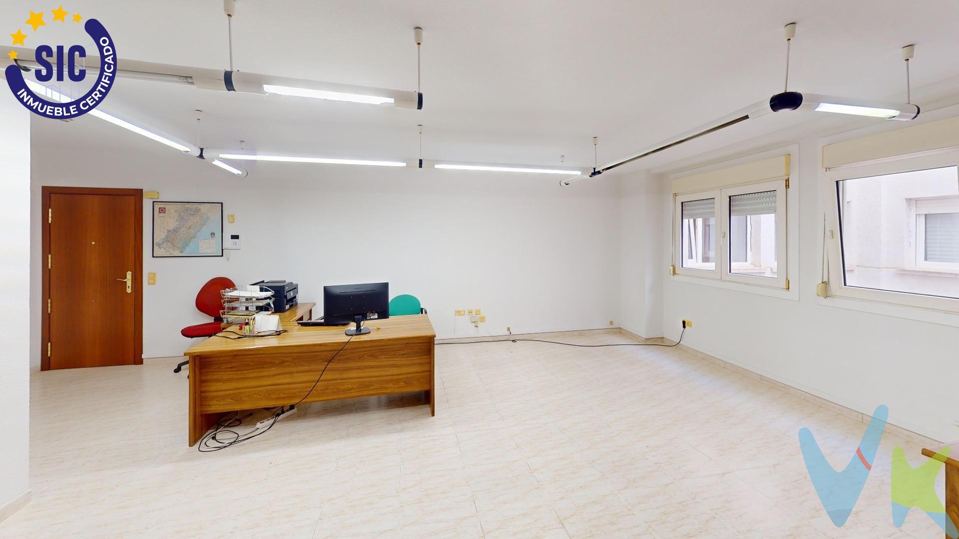 Se presenta la oportunidad de adquirir una exclusiva propiedad en el corazón de Castellón, compuesta por dos despachos unidos y un práctico trastero. Ubicado en un edificio destinado a oficinas, este inmueble destaca por su luminosidad natural gracias a amplias ventanas que permiten la entrada de luz durante todo el día. Los accesos desde las calles Mayor y Ruiz Vila ofrecen comodidad y visibilidad para cualquier actividad profesional. El primer despacho tiene una superficie útil de 27 m², mientras que el segundo abarca generosos 44 m²; ambos están equipados con mobiliario funcional incluyendo mesas adecuadas tanto para trabajo individual como reuniones grupales. Además, se incluye un aseo privado dentro del espacio laboral principal para mayor conveniencia. Adyacente a los despachos encontramos un trastero perfecto para almacenamiento adicional o archivo documental, optimizando así la organización del ambiente laboral sin perder eficiencia ni tiempo valioso en desplazamientos innecesarios hacia otros lugares fuera del despacho principal. Esta oferta es única y está disponible exclusivamente mediante nuestra agencia; solicitamos respetuosamente no contactar al propietario ni molestar a los actuales ocupantes mientras gestionan esta propuesta inmobiliaria excepcionalmente atractiva. !!!NO DEJES DE VISITARME!!!