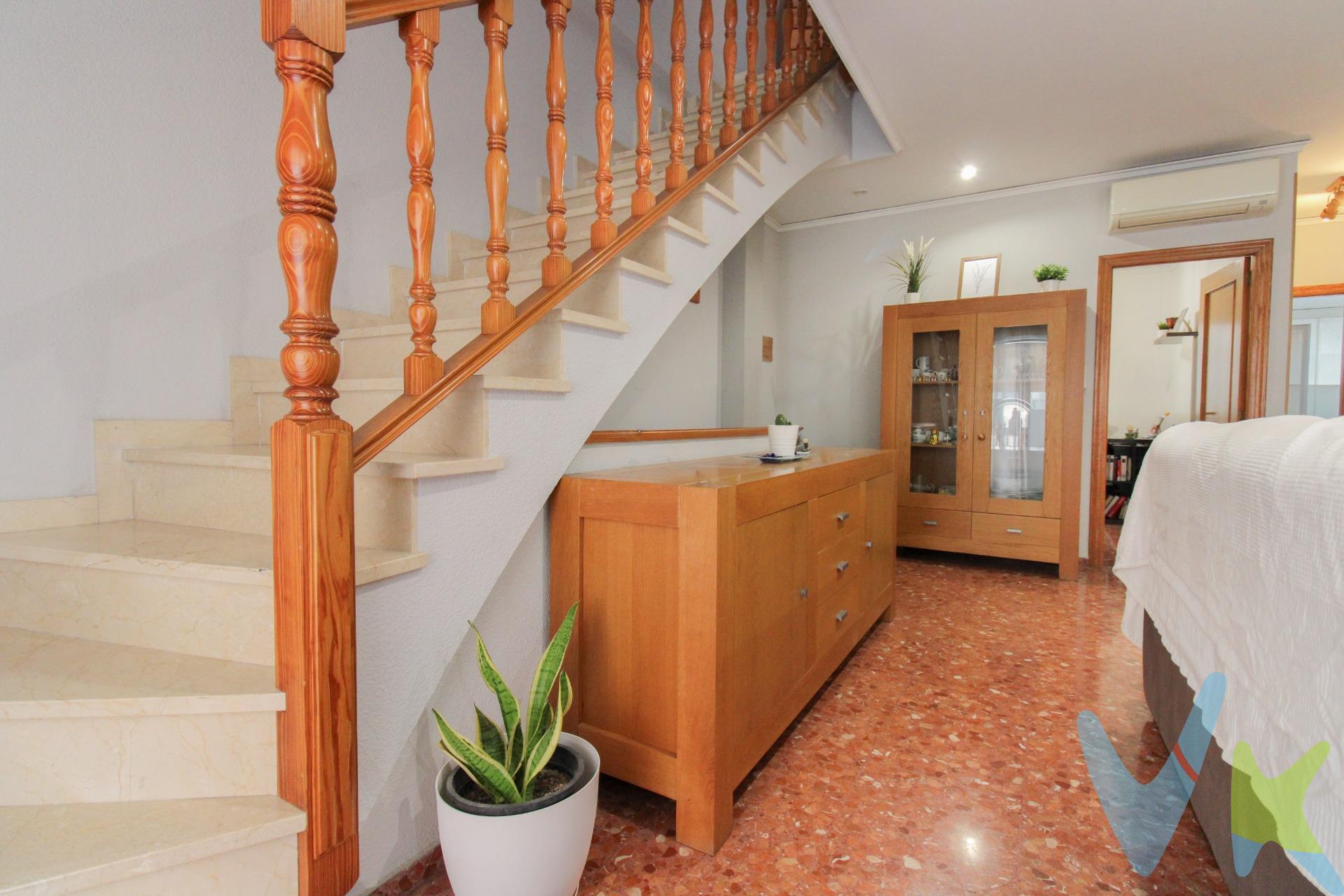 Te presentamos esta magnífica casa de pueblo situada en el barrio de Hostalets, una de las zonas más céntricas y demandadas de Puçol, con todos los servicios a un paso. La vivienda cuenta con 4 habitaciones dobles, todas ellas equipadas con armarios empotrados, así como aire acondicionado y calefacción por split para garantizar el máximo confort durante todo el año. Dispone de 3 baños completos, uno de ellos ubicado en la zona de garaje, aportando un extra de comodidad y funcionalidad. El inmueble ofrece un salón de gran capacidad, ideal para reuniones familiares y momentos de descanso, con un espacio amplio y luminoso que se adapta perfectamente a diferentes ambientes. En la segunda planta, dentro de la zona de noche, encontramos una zona de balcón acristalada, que aporta luz natural y crea un espacio versátil, perfecto como rincón de lectura, despacho, zona de juegos o área de relax, aprovechable durante todo el año. Uno de los grandes atractivos de esta propiedad es su amplia zona polifuncional, donde podrás aparcar hasta tres vehículos y, además, disfrutar de una cocina adicional, un espacio ideal para reuniones con amigos, celebraciones o momentos de ocio, junto con una gran capacidad de almacenaje. La casa dispone de dos balcones, que aportan luminosidad y ventilación natural, y una agradable terraza con salida directa desde la cocina, perfecta para disfrutar del aire libre, comidas al exterior o momentos de relax. Una vivienda espaciosa, versátil y con múltiples posibilidades, ideal para familias que buscan comodidad, amplitud y una ubicación privilegiada en una de las zonas más céntricas de Puçol. Por mandato expreso del propietario, comercializamos este inmueble en exclusiva, lo que le garantiza el acceso a toda la información, a un servicio de calidad, un trato fácil, sencillo y sin interferencias de terceros. Por este motivo, se ruega no molestar al propietario o a los vecinos. Muchas gracias por su comprensión. Si usted es agente inmobiliario y tiene un cliente para este inmueble, llámenos: estaremos encantados de colaborar. El precio ofertado no incluye los gastos de la compraventa, impuestos, ni honorarios de la agencia inmobiliaria. El anuncio no tiene carácter vinculante y puede contener algún error. Si estás interesado en realizar una visita no dudes en ponerte en contacto con nosotros, estaremos encantados de atenderte!. 