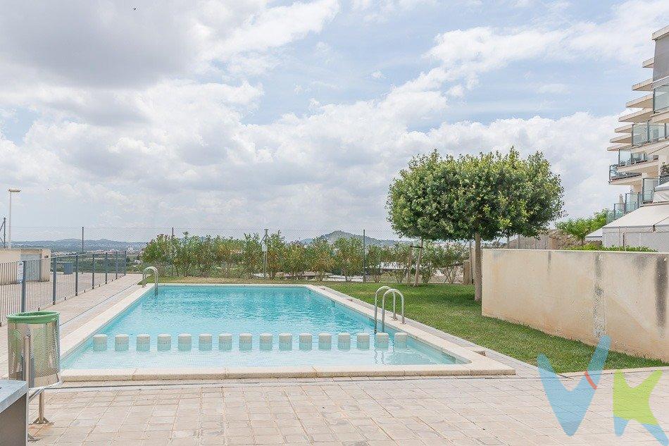 Ref. 0434 - EXCLUSIVA- Piso ático con terrazas y piscina comunitaria, parking y trastero incluidos VPO. Descubre esta preciosa vivienda que lo tiene todo, ubicada en un residencial con jardines privados y piscina comunitaria. La vivienda dispone de 84 m² construidos, perfectamente distribuidos en salón comedor, 2 habitaciones con armarios empotrados, cocina independiente totalmente actualizada, un baño completo reformado y tres terrazas. Al entrar, encontrarás un práctico espacio ideal como terraza delantera, perfecta para bicicletas, patines o incluso crear una acogedora zona con sofá y almacenaje. La entrada nos lleva a un amplio y luminoso salón con orientación Este y vistas despejadas, desde el que se accede a una terraza, ideal para desayunar o disfrutar en buena compañía. La vivienda dispone de climatización central por conductos en toda la casa, suelos de terrazo y calidades cuidadas como puertas de madera y mecanismos Simón de gama alta. Cuenta además con sistema de agua caliente mediante dos termos, con red eléctrica y apoyo de placas solares comunitarias. En la planta superior encontramos una gran terraza muy amplia, ideal para reuniones familiares y momentos de ocio. Plaza de garaje con espacio para coche y moto. Trastero amplio incluido. Una vivienda lista para entrar a vivir, con estilo, comodidad y espacios para disfrutar al máximo. 📞 ¡Llámanos y ven a visitarla, te encantará!. Información importante para el consumidor. El precio del inmueble ofertado no incluye:. Honorarios de la agencia inmobiliaria. Gastos notariales y registrales, que están sujetos a aranceles oficiales y varían en función del precio de escrituración. Impuesto sobre Transmisiones Patrimoniales (ITP), cuyo importe depende del precio del inmueble y de las circunstancias personales del comprador conforme a la normativa vigente en la Comunitat Valenciana. Gastos derivados de la gestión del cambio de titularidad de suministros, en caso de ser solicitados. 🏠 REQUISITOS PARA COMPRAR (VPO). Solo para personas físicas. No ser propietario de otra vivienda en España (salvo excepciones legales). Cumplir límites de ingresos máximos según normativa VPO:. Aproximadamente hasta 54.600 € brutos/año (referencia general). ⚠️ IMPORTANTE. La compra está sujeta a validación mediante visado de la Generalitat Valenciana. Comercialización en exclusiva. Por expreso deseo de la propiedad, este inmueble se comercializa en régimen de exclusiva por Lliria Home Inmobiliaria. Rogamos no contactar directamente con la propiedad. Para concertar visitas o ampliar información, contacte con nosotros. Servicios de intermediación inmobiliaria. Los servicios de intermediación incluidos en los honorarios profesionales comprenden, de manera enunciativa y no limitativa, los siguientes:. Visita al inmueble o inmuebles seleccionados por el cliente. Análisis documental del inmueble a adquirir, incluyendo la revisión de la situación registral y catastral. Intermediación y negociación con la parte vendedora para el cierre de la operación. Redacción de los contratos privados necesarios. Supervisión y seguimiento de la operación hasta su firma y acompañamiento a la notaría. Presentación del cliente a entidades financieras para la obtención de financiación, en caso de que lo solicite. Acompañamiento al tasador designado por la entidad financiera seleccionada por el cliente. Realización de visitas adicionales cuando sea necesario para comprobaciones o aclaraciones. Gestión del cambio de titularidad de suministros, en caso de ser solicitada. 📞 Contacto y más información:. 962 78 14 09. #exclusiva #venta #compromiso #inmobiliariallíria #lliriahomeinmobiliaria #firmanotaria #clientescontentoslliriahome