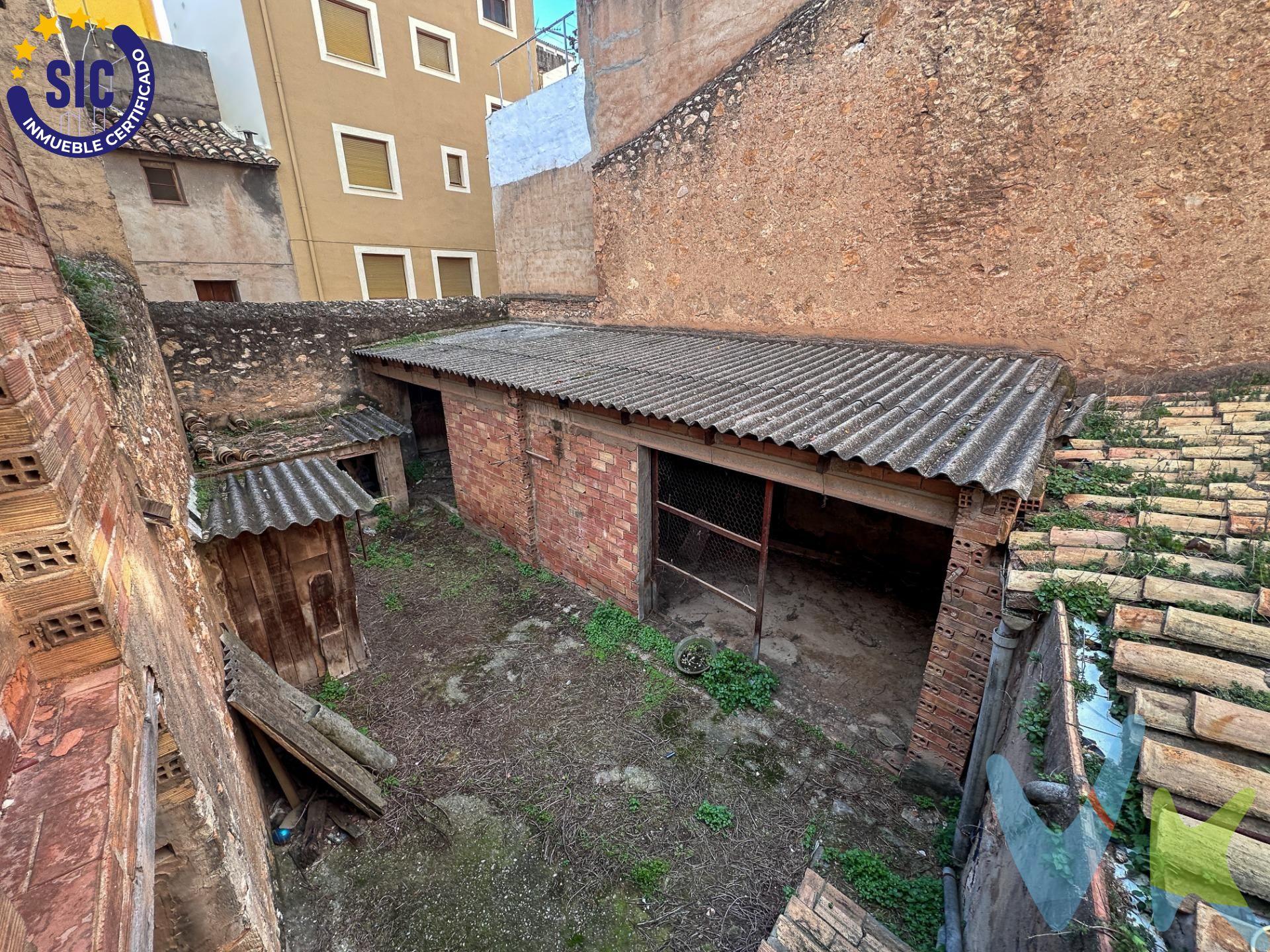 Presentamos un atractivo terreno urbano situado en la pintoresca parte alta del pueblo de Alcora. Este espacio cuenta con aproximadamente 150 metros cuadrados, actualmente designado como corral, lo que brinda una excelente oportunidad para aquellos interesados en construir su hogar ideal a medida y disfrutar de un encantador patio privado. Además, si eres inversor, este solar representa una opción estratégica perfecta: puedes desarrollar múltiples viviendas destinadas al alquiler y obtener así rendimientos atractivos a corto plazo. No pierdas esta valiosa oportunidad de adquirir un inmueble con potencial tanto residencial como comercial; el futuro te está esperando aquí. Este inmueble es en exclusiva, con lo que le facilitamos cualquier información sobre la vivienda. Por este motivo, solicitamos no molesten al propietario, ocupantes de la propiedad, vecinos o conserje de la comunidad. En todos los casos los precios expuestos son más impuestos y gastos derivados de la transmisión del inmueble.