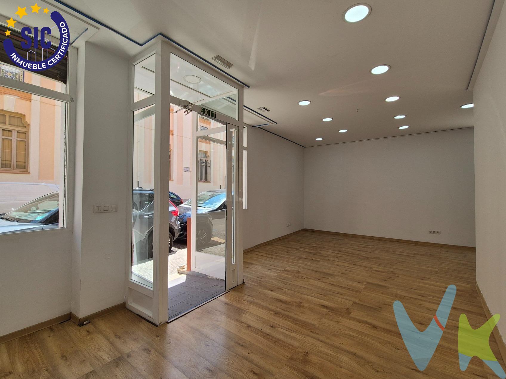 Presentamos este versátil local comercial de 93 m² en una de las zonas más céntricas, activas y mejor comunicadas de Castellón: Ronda Magdalena. Una ubicación estratégica que asegura gran visibilidad, flujo constante de personas y proximidad a servicios esenciales como colegios, supermercados y zonas residenciales. El espacio, en buen estado, cuenta con un baño completo y una distribución que permite múltiples posibilidades de uso: desde comercio minorista, oficina, academia, centro de estética o espacio de coworking, hasta cualquier proyecto que requiera una ubicación céntrica y luminosa. Gracias a su orientación este, disfruta de abundante luz natural, lo que potencia la sensación de amplitud y crea un ambiente acogedor. Sus acabados, con suelo cerámico (gres) y tarima flotante, aportan practicidad y estética. Además, dispone de licencia de Actividad de Comercio en vigor, lo que facilita su puesta en marcha inmediata. Como valor añadido, se han realizado propuestas de recreación virtual para mostrar el potencial del local y ofrecer inspiración a futuros propietarios o inversores. Todo ello por solo 93.000 €. Una inversión ideal para quienes buscan iniciar un proyecto en Castellón o expandir su negocio en una de las zonas con mayor proyección.