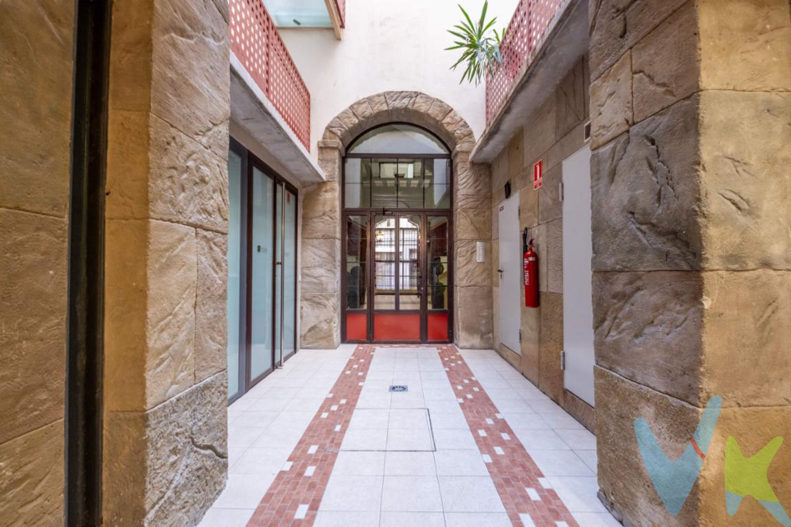 Ubicado en c/Vírgenes, un edificio representativo rehabilitado íntegramente en 2004, combina el encanto de una zona con historia y la funcionalidad que necesitas hoy. Amplitud que se siente (y se disfruta). Lo primero que notarás al cruzar el umbral es el desahogo. Su salón de 35 m² es el corazón de la vivienda: un lienzo en blanco para crear diferentes ambientes donde recibir a tus amigos o relajarte tras un día de trabajo. - 2 Dormitorios : Espacios reales donde cabe mucho más que una cama. Uno de ellos cuenta con un armario empotrado de gran capacidad, ideal para mantener todo en su sitio y aprovechar cada centímetro. - Cocina independiente y equipada: Para cocinar con total independencia y comodidad. - Baño completo y cuidado: Listo para usar desde el primer día. - El "plus" que marca la diferencia: Tu propio trastero. Sabemos que en el centro el espacio vale oro. Por eso, esta vivienda incluye un trastero de 4 m² en la planta sótano. Bicicletas, maletas o recuerdos: guarda lo que necesites y mantén tu casa despejada. Un refugio con ascensor y solera. Vivir en una 3ª planta con ascensor en un edificio con zonas comunes tan cuidadas es un privilegio. Estás a un paso de la calle Alfonso, con toda la vida comercial y cultural de Zaragoza a tu alcance, pero en una calle que te garantiza el silencio que buscas al llegar a casa. Un piso impecable, en una ubicación imbatible y con los extras que otros no tienen. ** Precio y Gastos **. En el precio de venta publicado no se incluyen los impuestos legalmente establecidos ni gastos derivados de la compraventa y de la inscripción del inmueble (I.T.P., Notaría y Registro de la Propiedad)