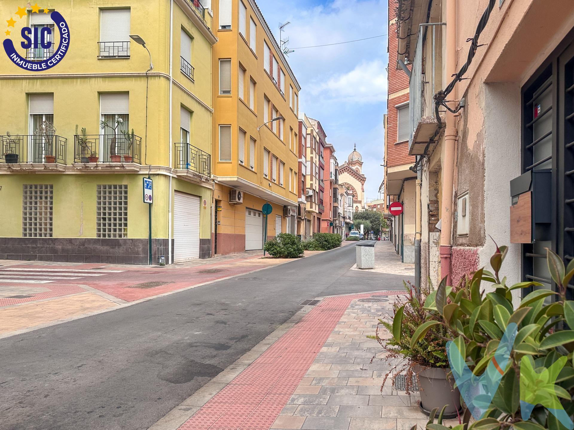 Presentamos este estudio ubicado en una de las zonas más demandadas del Raval de Castellón, ideal para aquellos que deseen personalizar su hogar a su gusto. Con aproximadamente 67 m2, la propiedad cuenta con un hall y un amplio comedor-salón, además dispone de una cocina funcional  con salida a un encantador patio privado de unos 9 m2 perfecto para disfrutar al aire libre o realizar actividades recreativas. El inmueble incluye también una amplia habitación matrimonial luminosa y bien distribuida junto a un baño completo. La calidad del entorno se complementa con calles peatonales cercanas que brindan comodidad y serenidad al lado justo de la emblemática Iglesia Sagrada Familia. Para mayor conveniencia, esta propiedad viene acompañada por un trastero situado en la parte superior; excelente espacio adicional donde podrás almacenar lo necesario sin comprometer el confort del resto del apartamento. ¡No pierdas esta oportunidad única! Haz realidad tu proyecto residencial hoy mismo. Este inmueble es en exclusiva, con lo que le facilitamos cualquier información sobre la vivienda. Los metros son aproximados . Por este motivo, solicitamos no molesten al propietario o a los vecinos de la comunidad. . En todos los casos los precios expuestos son más impuestos y gastos derivados de la transmisión del inmueble.