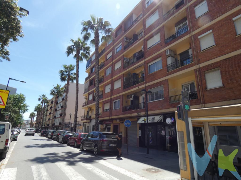 Ponemos a la venta este amplio piso con ascensor y listo para entrar a vivir.Situada junto a un colegio, a 3 minutos andando de la parada de metro de Alboraya Peris Aragó y de la parada del autobús que te lleva a Port Saplaya y a La Patacona.La vivienda dispone de amplio salón-comedor con balcón a la avenida, cocina independiente con galería, cuarto de baño reformado con ducha y 4 habitaciones, dos de ellas dobles y otra dos individuales.El edificio de 1975 dispone de ascensor y está situado en una amplía avenida. La vivienda cuenta con vistas a un parque y con mucha luz natural tanto en la parte exterior como en la interior, que da a un gran patio de manzanas.-------Agencia Registrada con el Nº 2960 en el Registro Obligatorio de Agentes Inmobiliarios de la Comunitat Valenciana, según el DECRETO 98/2022, de 29 de julio, del Consell, por el que se regula el Registro de Agentes de Intermediación Inmobiliaria de la Comunitat Valenciana.    La documentación del inmueble ha sido revisada y estimamos que reúne todos los requisitos necesarios para ser comercializado.    El precio del inmueble no incluye los honorarios de la agencia que ascienden a un 4% + IVA, ni los gastos de notaría y registro de la propiedad (que están sujetos a aranceles y varían dependiendo del precio de escrituración), ni los impuestos (que en la Comunitat Valenciana varían dependiendo del precio del inmueble y de las características personales del comprador). Si tramita la inscripción una gestoría, deberá abonar sus honorarios más iva ( en este caso suele oscilar entre los 250EUR y los 400EUR + iva).   Las medidas aquí expuestas han sido obtenidas del Catastro.    El anuncio no es vinculante, puede contener errores.    ¿Tienes alguna duda? Consúltanos.***    Los vendedores han confiado en este equipo para gestionar la venta del inmueble de forma exclusiva. Como no puede ser de otra forma, garantizamos un servicio de calidad, actuando en todo momento de forma transparente, ética y profesional. Así pues, se ruega la no interferencia de terceros, y sobre todo, no molestar a los propietarios, a los ocupantes del inmueble o a los vecinos. Muchas gracias por tu comprensión.