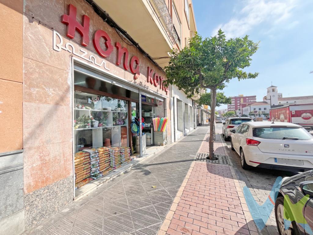 Presentamos un espacioso local comercial ubicado en una de las zonas más dinámicas y concurridas de Puerto de Sagunto. Este local, con una extensión de 400 metros cuadrados, se encuentra en la Calle Progreso, nº 29, justo al lado del mercado, un punto estratégico que garantiza un flujo constante de peatones y potenciales clientes, con escaparate a 3 calles.Características Destacadas:Ubicación Privilegiada: Situado en una calle de alto tránsito y muy conocida, junto al mercado, lo que asegura visibilidad y accesibilidad óptimas para cualquier tipo de negocio.Amplitud: Con 400 metros cuadrados, este local ofrece un amplio espacio adaptable a diversas necesidades comerciales.Estado Actual: Actualmente, el local está alquilado y funcionando como una tienda bazar, lo cual es una excelente oportunidad para inversores que buscan una propiedad ya generando ingresos.Fachada: El local da a una plaza, ofreciendo una vista abierta y atractiva, ideal para captar la atención de los transeúntes.Este local es perfecto para emprendedores y empresas que buscan establecerse en una zona de crecimiento constante y gran actividad comercial. Ya sea para continuar con el negocio actual o para adaptar el espacio a nuevas ideas, las posibilidades son infinitas.OBSERVACIONES:  * En nuestra agencia contamos con el distintivo de Agentes de Intermediación Inmobiliaria de la Comunitat Valenciana (Número de registro RAICV 1394) y cumplimos con todos los requisitos que debe tener un profesional del sector inmobiliario.*Por mandato expreso del propietario, comercializamos este inmueble en exclusiva, lo que le garantiza el acceso a toda la información, a un servicio de calidad, un trato fácil, sencillo y sin interferencias de terceros.  *El precio indicado no incluye gastos ni otros conceptos. A tal efecto, se informa que al referido precio habrá que añadirle los gastos propios del arrendamiento inmobiliario como la fianza correspondiente a una cuota del alquiler y los honorarios de intermediación.  *¿Qué te ofrecemos en nuestra agencia?  - Agilizamos y hacemos más cómodo el proceso.  - ¡Nos ocupamos de todo! Cero preocupaciones.  - Recibe apoyo legal y fiscal durante todo el proceso.  - Experto inmobiliario 100% a tu lado.  - Asistencia post venta ¡Seguimos a tu lado!  Si deseas saber más, no dudes en ponerte en contacto con nosotros.