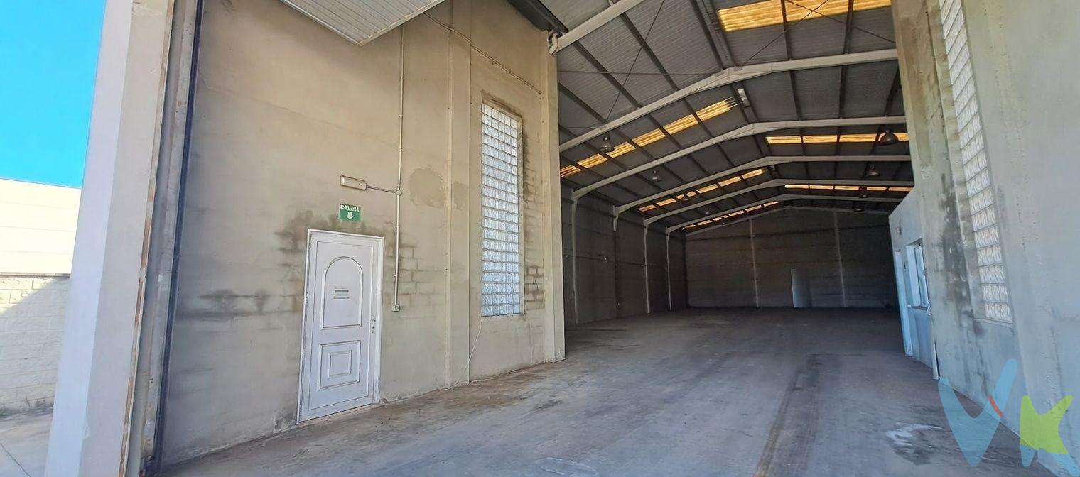 Se vende nave en el término municipal de Genovés, totalmente diáfana y desarrollada en una sola planta, ideal para uso industrial, almacén o múltiples actividades. Construida con materiales de buena calidad, ofrece una estructura sólida y duradera. El techo está realizado con paneles tipo sándwich, proporcionando buen aislamiento térmico y acústico, y las paredes están construidas con panel fenólico sobre estructura metálica. Cuenta con dos accesos independientes: uno desde la vía pública a través de un patio peatonal delantero y otro acceso directo desde el interior de la parcela, lo que facilita la operativa y distribución del espacio. La nave dispone de una superficie construida de 520,08 m², coincidente con la superficie ocupada en parcela. Además, cuenta con un patio delantero de 160 m². En su interior, dispone de una oficina de 18,42 m² y un baño de 4,13 m². La propiedad se encuentra completamente vallada, aportando seguridad y privacidad, y dispone de suministro de agua y luz. La superficie total de la parcela es de 680,08 m². Características principales:. Superficie construida: 520,08 m². Superficie parcela total: 680,08 m². Patio delantero: 160 m². Oficina: 18,42 m². Baño: 4,13 m². Nave en una sola planta. Espacio totalmente diáfano. Construcción con materiales de buena calidad. Techo con paneles tipo sándwich. Paredes de panel fenólico y estructura metálica. Doble acceso. Suministro de agua y luz. Parcela vallada. VENTA:. PVP 265.000€. Gastos e impuestos no incluidos en el precio. La compra conlleva impuestos y gastos de formalización para el comprador. A título orientativo se informa que en segundas transmisiones el ITP con carácter general en Valencia es del 10%, pudiendo existir otros tipos impositivos atendiendo a las circunstancias personales del comprador u otras circunstancias previstas legalmente. Base imponible del impuesto el mayor valor entre el precio de compraventa, la tasación o el valor de referencia catastral. En cuanto a los gastos de notaría y registro, en su caso, suelen oscilar aprox. entre 1,5% y 2,5% (aranceles variables según precio, n.º de copias y complejidad). El comprador elige notario. Si el comprador precisase de hipoteca: tasación, condiciones y costes bancarios serán según entidad elegida por el comprador, así como los gastos de gestoría, y cualesquiera otros gastos inherentes a la formalización de la compraventa que legalmente correspondan a la parte compradora, salvo pacto expreso en contrario con el vendedor. El consumidor tiene, conforme a la normativa vigente, a su disposición información y documentación adicional relativa al inmueble y condiciones de la compraventa, que podrá ser consultada en C/Joaquín Costa 4, bajo 46005 Valencia o urbe2@remax.es. Honorarios de mediación inmobiliaria a cargo del COMPRADOR: (3% del precio final de venta más IVA (21%), salvo otro pacto.); y de VENDEDOR (según acuerdo con el mismo). Se informa al consumidor que la agencia actúa como intermediaria inmobiliaria en la operación, estando cualquier eventual compraventa y sus condiciones sujeta a la aceptación expresa del propietario-vendedor y a la posterior formalización del correspondiente contrato.
