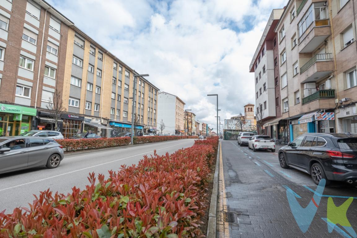  ¡Descubre tu hogar ideal en el corazón de Lugones!  Una oportunidad única de combinar comodidad y conveniencia en una ubicación envidiable.Este piso de 65 m2 útiles, está situado en el centro de Lugones, con todos los servicios comerciales, de salud o de transportes que puedas necesitar, muy próximos y de fácil acceso.El piso dispone de tres amplios dormitorios, un baño, salón y cocina, con un cuarto trastero en la vivienda y otro bajo cubierta.Todo exterior, excepto el baño, con orientaciones sur-suroeste, con luz todo el día. El edificio de 1975, cuenta con portal sin barreras arquitectónicas, recientemente reformado, y dispone de ascensor.Por la distribución de la vivienda, este piso puede ser una oportunidad para inversores ya que podría convertirse fácilmente en 2 apartamentos a los que sacar una amplia rentabilidad.¡No dudes en pedirnos información o en concertar una visita para conocerlo!