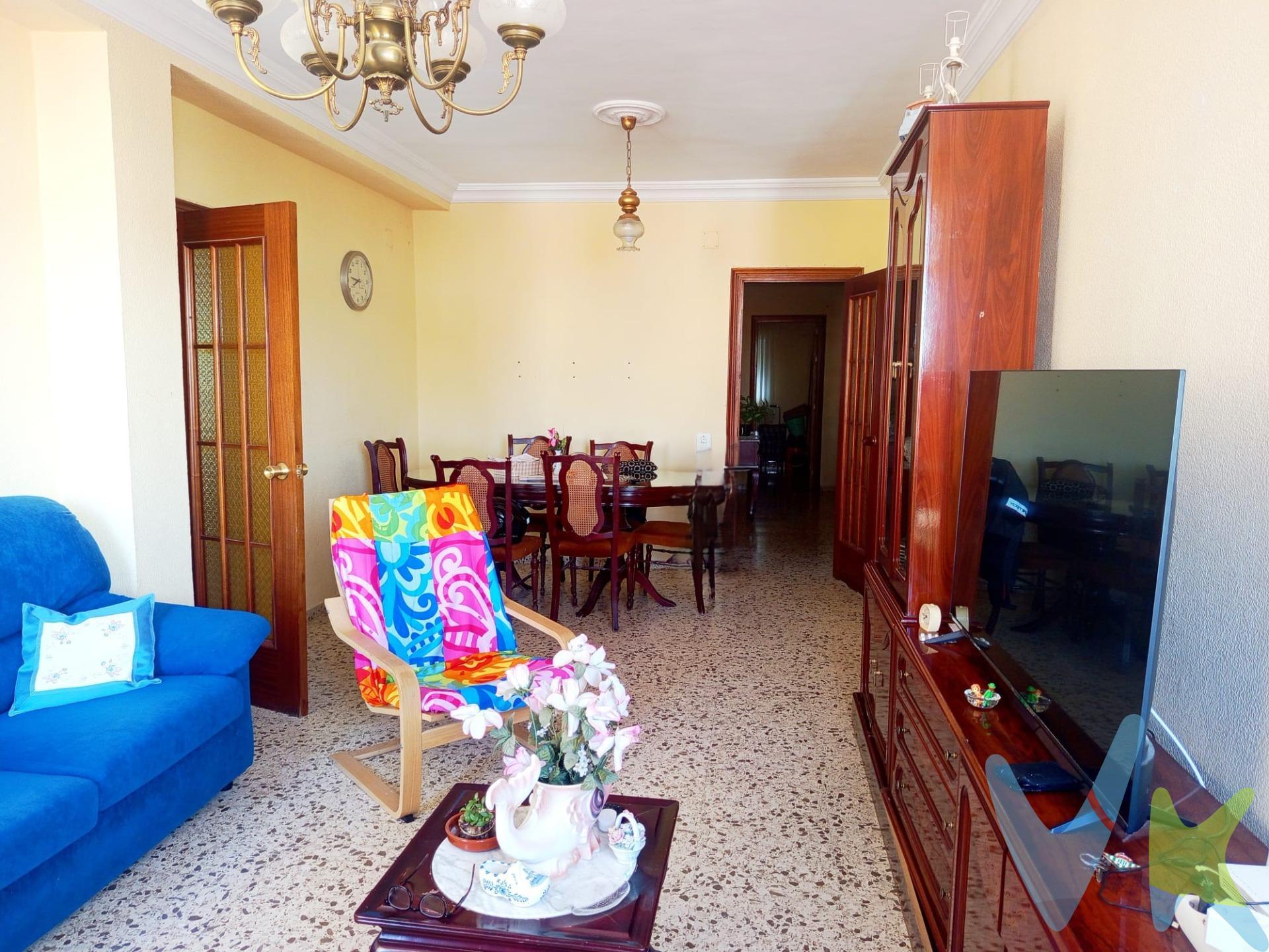 Magnífica vivienda de 89 m² situada en una zona consolidada de Chiclana de la Frontera, ideal tanto para familias como para inversores. La vivienda dispone de 4 amplios dormitorios, 2 baños completos y una distribución cómoda y funcional. Gracias a su orientación este-sur y a sus ventanas exteriores a la calle, disfruta de una excelente luminosidad durante todo el día, creando espacios cálidos y agradables. Ubicada en una tercera planta sin ascensor; está aprobada la instalación del ascensor por la junta. La fecha de ejecución está pendiente de determinar, una mejora que incrementará la accesibilidad, el confort y el valor de la vivienda. Como valor añadido, cuenta con un práctico trastero de 10 m², ideal para almacenamiento. Actualmente el inmueble se encuentra alquilado, lo que supone una excelente oportunidad para quienes buscan una inversión con rentabilidad inmediata. Una oportunidad única para adquirir una vivienda amplia, luminosa y con múltiples posibilidades en Chiclana de la Frontera. Contacte para más información. En cumplimiento de las obligaciones de información previstas Disp. final 3ª de la Ley 10/2025, de 28 de diciembre, de servicios de atención a la clientela y transparencia, así como en la normativa sectorial vigente, y RD 218/2005 de Inf. de la Junta de Andalucía, el precio indicado no incluye los gastos e impuestos inherentes a la adquisición, los cuales se desglosan estimados o con posibilidad de calcularlos a continuación. • Impuestos: Para segundas transmisiones ITP (en Andalucía para segundas transmisiones el ITP actual con carácter general es del 7% pudiendo aplicarse tipos reducidos (6% o 3,5% en función de circunstancias personales del comprador u otras circunstancias previstas en la Ley). El impuesto se devengará sobre el superior de entre los siguientes valores: 1.- Precio declarado; 2.- Valor de referencia (según normativa aplicable); 3.- Valor de tasación del inmueble). Enlace oficial a la web de la junta de Andalucía: https://www.juntadeandalucia.es/organismos/economiahaciendayfondoseuropeos/areas/tributos-juego/tributos/paginas/impuestos-cedidos-transmisiones.html. • Gastos de compraventa: notaría, registro y, en su caso, gestoría (desde 2.000€ orientativo, según operación):. ◦ Gastos de Notaría: Los honorarios se calculan según arancel oficial (Anexo I del Real Decreto 1426/1989 de 17 de noviembre). Enlace oficial: https://www.boe.es/buscar/act.php?id=BOE-A-1989-28111. ◦ Gastos de Registro: Los honorarios se calculan según arancel oficial (Anexo I del Real Decreto 1427/1989). Enlace oficial: https://www.boe.es/buscar/act.php?id=BOE-A-1989-28112[amp;]p=20111117[amp;]tn=2. ◦ Gastos de Gestión en su caso (Gestoría): Los honorarios por la tramitación administrativa, liquidación de impuestos e inscripción registral ascienden de forma estimativa a [363 € aprox.] (IVA incluido), aunque depende de cada caso, y su dificultad. • Honorarios comprador (no incluidos): 3% + iva sobre el precio con un mínimo de 3.000€ + iva. Se informan y aceptan por escrito (hoja de encargo/servicios) antes de la visita y de cualquier gestión vinculada a la compra. • En caso de necesitar financiación para la operación, la obtención de la misma es ajena a la agencia inmobiliaria, y las condiciones y costes de la operación de financiación deberán ser solicitados a la entidad bancaria. La agencia dispone de documentación e información adicional relativa al inmueble, que podrá ser solicitada por el consumidor. A su vez, disponemos del Documento Informativo Abreviado de la propiedad (Según Decreto 218/2005, del 11 de Octubre) y de Seguro de Caución, para la protección del dinero entregado como señal para la Reserva de una vivienda. . . 