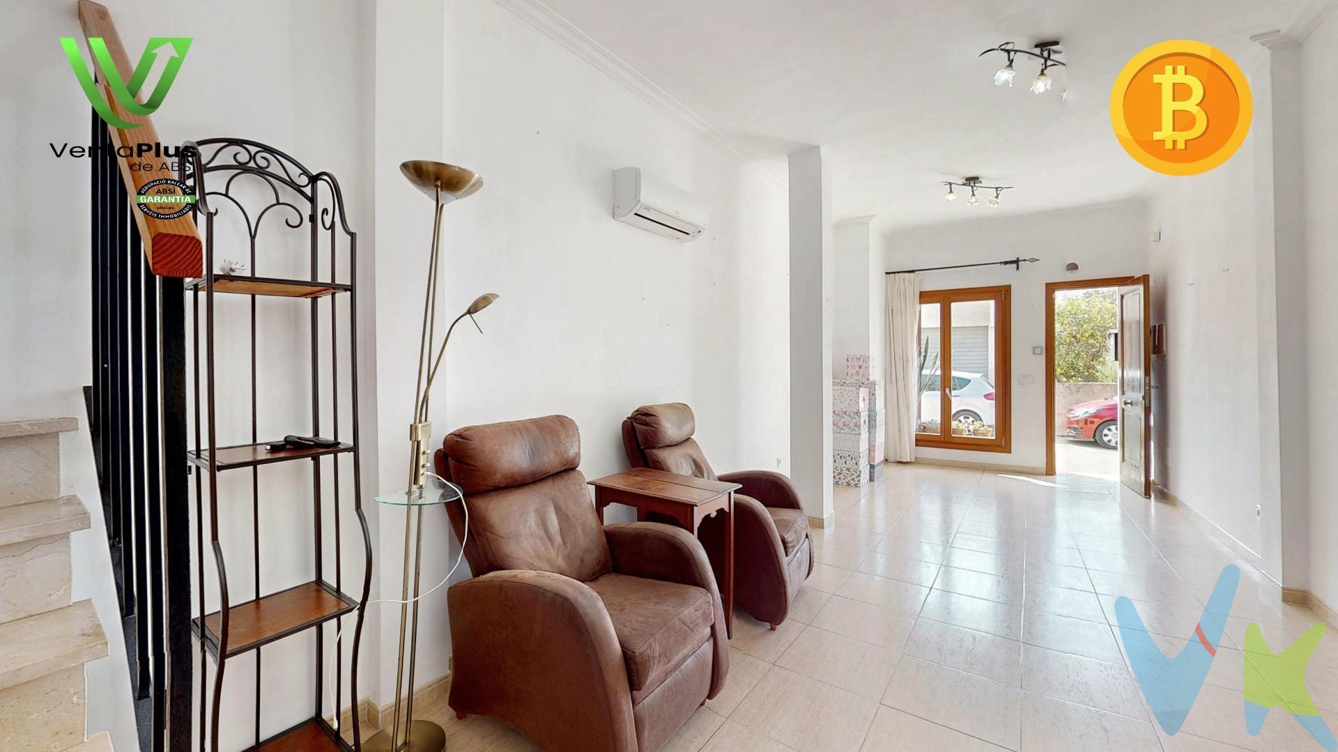 . Descubre esta planta baja tipo dúplex con 159 m² construidos y 105 m² útiles de vivienda, diseñada para ofrecerte el confort y la practicidad que mereces.  . La vivienda se distribuye en 2 plantas. . Planta baja: Salón comedor, aseo de cortesía, cocina independiente con salida a un pequeño patio trasero. . Planta primera :  3 luminosas habitaciones con armarios empotrados (una de ellas con vestidor), 2 baños completos (uno en suite). . Como extras fundamentales destacamos una plaza de garaje cubierta y un trastero grande, de 12 m2 para mayor comodidad, ideal para almacenar todo lo que necesitas sin renunciar al espacio. Construida en el año 2007, esta propiedad mantiene un estado de conservación óptimo, cuenta con 4 bombas frio calor y ventanas de climalit que aseguran un excelente aislamiento térmico y acústico, creando un ambiente tranquilo en cada estancia. . La distribución de la vivienda permite separar las zonas de día y noche, ofreciendo privacidad y armonía a toda la familia. Ubicada en la codiciada zona de Portol, Marratxí, estarás rodeado de parques, colegios, supermercados y todos los servicios necesarios para tu día a día. Un entorno residencial tranquilo, perfecto para quienes buscan calidad de vida sin renunciar a la cercanía con Palma. ✨ No dejes pasar esta oportunidad de vivir en una casa que lo tiene todo. Contacta con nosotros y agenda tu visita hoy mismo. Tu nuevo hogar está más cerca de lo que imaginas. Este inmueble ha sido certificado por ABSI (Asociación Balear de Servicios Inmobiliarios), garantizando que toda la documentación necesaria ha sido supervisada por la agencia comercializadora y que forma parte de la bolsa de propiedades en multiexclusiva ABSI. Inmobiliaria Inscrita en el Registre Oficial d’Agents Immobiliaris de les Illes Balears con el NÚMERO REGISTRO: GOIBE747077/2024. 