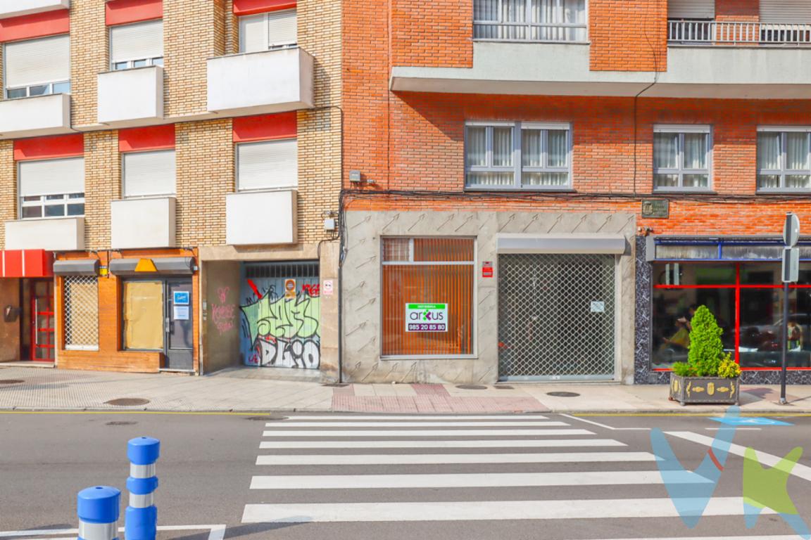 ¡EXCELENTE UBICACIÓN! Local con vistoso escaparate, ventilación cruzada y licencia en vigor.Se vende local comercial de 115 m² construidos, muy bien situado, a solo 5 minutos a pie del Ayuntamiento de Oviedo, junto al Colegio de los Dominicos y la Iglesia de Santo Domingo, en una zona con gran afluencia de peatones y tráfico rodado.El local cuenta con un amplio escaparate a la calle, lo que le proporciona gran visibilidad. Dispone de ventilación cruzada gracias a una ventana trasera que aporta luz natural y aireación.La distribución actual incluye un amplio espacio principal diáfano, dos despachos independientes y dos aseos, permitiendo combinar zonas de atención al público con áreas privadas de trabajo. Si se desea, puede devolverse fácilmente a su configuración original completamente diáfana, lo que lo convierte en un espacio muy versátil y adaptable a distintas actividades.Licencia en vigor, ideal para iniciar actividad de inmediato. Perfecto para oficinas, consultas, despachos profesionales, academias o negocios que busquen una ubicación céntrica y representativa.Para más detalles o para concertar una visita, no dude en ponerse en contacto. Venga a conocer el lugar donde su negocio crecerá y prosperará, en un entorno lleno de posibilidades y dentro de una comunidad en continuo crecimiento. Este local con un emplazamiento estratégico, no solo es un espacio, es el comienzo de una nueva historia de éxito.No incluido en el precio el Impuesto de Transmisiones Patrimoniales y los gastos de Notaría y Registro.