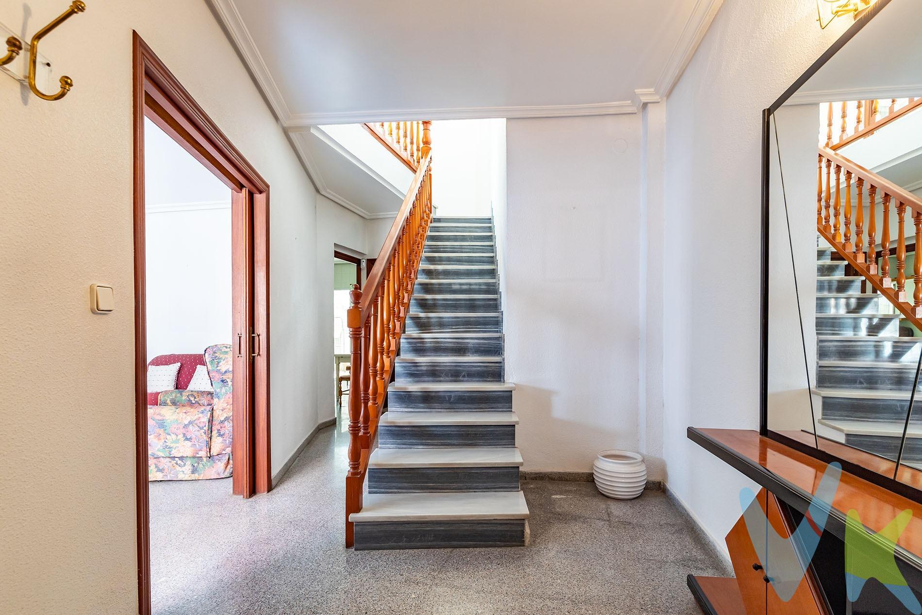 Cea el hogar que siempre has soñado en esta vivienda de dos plantas. La planta baja dispone de salón-comedor, aseo, y cocina con acceso a patio. La planta alta cuenta con tres dormitorios y un baño completo. Ubicada en zona tranquila y a pocos minutos del centro, con todos los servicios a mano. Ideal para familias que buscan comodidad y buena ubicación. Por último, te vamos a contar una cosa: Los propietarios han confiado en nosotros y nos han contratado en exclusiva para que les ayudemos a vender uno de sus bienes más preciados, su casa, su hogar. Esto para ti, como comprador, será una garantía ya que tendrás acceso a un servicio de calidad, un trato fácil, sencillo y sin interferencias de terceros. Por eso, te vamos a pedir un favor, habla con nosotros, no los molestes, te vamos a ayudar en caso de interés en todo el proceso y te vamos a facilitar toda la documentación e información que precises. Como ya te habíamos dicho, ¡Un servicio de calidad!. 