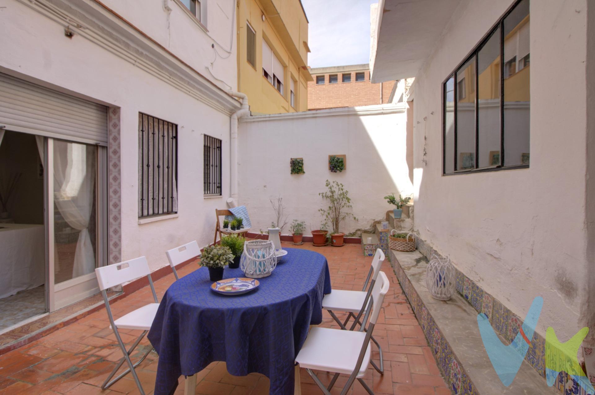 Si sueñas con vivir en pleno corazón de la Vall d’Uixó, esta planta baja a pie de calle es tu oportunidad: sin escalones ni barreras, fusiona comodidad y estilo en cada rincón. Al cruzar el umbral, dos dormitorios inundados de luz natural dan la bienvenida, mientras un pasillo conduce a una segunda zona de descanso compuesta por una  habitación doble y una habitación individual, perfectas para adaptarse a tu proyecto de familia o teletrabajo. El salón-comedor,  enlaza con la cocina de generosas proporciones y con una despensa. El baño, cuidadosamente ventilado, aporta frescura y luminosidad. Pero donde realmente late esta vivienda es en su patio trasero: un enclave íntimo equipado con paellero cubierto y separado —perfecto para veladas bajo las estrellas— y un cuarto versátil que puedes convertir en trastero, estudio creativo o sala de juegos. Desde aquí, unas escaleras te elevan hasta la terraza, tu propio mirador privado donde diseñar tu oasis urbano. Un hogar práctico, lleno de posibilidades, en una ubicación inmejorable. ¡Ven a descubrirlo!. Si lo necesitas, te ayudamos con la financiación. Los impuestos, gastos de notaría, registro y honorarios de agencia no están incluidos en el precio de venta. Para mayor seguridad en la compraventa, todas nuestras viviendas poseen FICHA DE CERTIFICACIÓN DE INMUEBLES registrada por la Asociación de Inmobiliarias de la Comunidad Valenciana ASICVAL. Antes de comprar o de entregar las arras, pida el Certificado de la vivienda para estar seguro y tranquilo sobre la situación legal, urbanística y de cargas de la misma. INMOBILIARIA QUASABLANQUA está inscrita en el Registro de Agentes de Intermediación Inmobiliaria de la Comunidad Valenciana RAICV. Adéntrate en la magia de la Vall d'Uixo, un tesoro natural en Castellón, donde la impresionante Cueva de San José te sorprenderá con sus formaciones rocosas únicas. Explora la majestuosidad de la Sierra de Espadán y relájate junto al sereno río Belcaire. Además, disfruta de su vibrante vida cultural, con eventos que cele-bran la música, el teatro y las tradiciones locales. Con una variada oferta gastro-nómica y actividades al aire libre como senderismo y deportes acuáticos, la Vall d'Uixo es un destino perfecto para vivir experiencias auténticas en un entorno natural único.