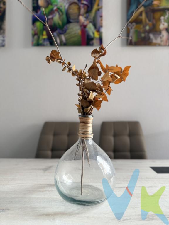 ¡Vive la esencia de Valencia! Tu nuevo hogar junto al Mercado Central!  ¿Te imaginas despertar y tener la historia de Valencia a solo unos pasos? En T3INMO te presentamos, en exclusiva, el dúplex que estabas esperando. No es solo una casa; es tu refugio en el corazón vibrante de la ciudad.Lo que hace especial a este hogar:  Este magnífico dúplex está diseñado para ofrecerte la máxima independencia y confort, separando perfectamente la zona de vida de la de descanso:Amplitud y luz: 3 habitaciones espaciosas, todas con armarios empotrados para que el orden nunca sea un problema.Espacios con aire fresco: Un salón-comedor con balcón propio (ideal para ver pasar la vida del centro) y una cocina independiente con terraza privada, perfecta para tus momentos de lavandería o desahogo.  Confort total: Olvídate del calor o el frío con sus 4 aparatos de aire acondicionado distribuidos por toda la vivienda.Funcionalidad: 2 baños completos y bien distribuidos para evitar las esperas por la mañana.   Ubicación imbatible  Vivir junto al Mercado Central es un lujo para los sentidos. Tendrás los mejores productos frescos, restaurantes con encanto, colegios, transporte y toda la oferta cultural de Valencia a la vuelta de la esquina.Ideal tanto para crear tu hogar definitivo como para una inversión inteligente en la zona más demandada. En T3INMO te lo ponemos fácil.  Sabemos que comprar una vivienda es un gran paso. Por eso, no solo te enseñamos la casa:Te ofrecemos asesoramiento financiero personalizado.Realizamos un estudio hipotecario gratuito para que consigas las mejores condiciones del mercado.  ¿Quieres sentir la magia de este dúplex en persona?  No dejes que se te escape. ¡Contacta con nosotros hoy mismo y concertamos una visita!Nota legal: Este anuncio no es vinculante y carece de valor contractual. La información se muestra a título informativo y puede contener errores. El precio indicado no incluye impuestos (ITP), gastos de notaría, el registro de la propiedad ni honorarios de intermediación inmobiliaria que son del 3% mas su IVA correspondiente. Como orientación, los gastos de compraventa suelen situarse entre un 13% y un 15% del precio, en función del perfil del comprador y la operación concreta.   