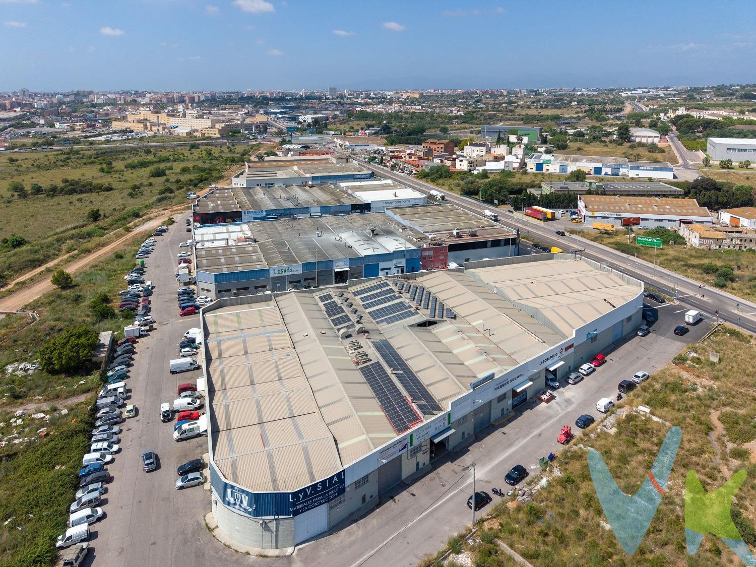 Ref. 1876_Se vende nave industrial ubicada en la Calle Carmen Morello nº 10, dentro de uno de los polígonos industriales más estratégicos de la zona norte de Castellón de la Plana. Su excelente ubicación, comunicación y gran visibilidad desde fachada principal, la convierten en una oportunidad única. La nave se encuentra en un entorno empresarial consolidado, con acceso rápido a las principales vías de comunicación de la provincia (CV-10, la N-340 y la autopista AP-7), facilitando el transporte de mercancías. Además, su proximidad al Puerto de Castellón y a las principales áreas industriales de la ciudad supone una ventaja competitiva para actividades relacionadas con la logística, la alimentación y la distribución. Gracias a su configuración rectangular, permite maximizar el aprovechamiento de la superficie y optimizar los flujos de trabajo internos. Cuenta con oficinas en altillo, ideales para la gestión administrativa y comercial de la actividad, así como una zona de vestuarios y aseos en planta baja equipada con dos sanitarios independientes y ducha. Uno de sus principales valores diferenciales es su instalación de frío industrial, aunque es importante tener en cuenta que actualmente, las cámaras frigoríficas requieren trabajos de mantenimiento y reparación. - Cámara de congelación principal (9,80 m de largo x 5,30 m de ancho x 5,30 m de alto), con dos motores independientes y estanterías metálicas con capacidad para 55 palets. - Segunda cámara de congelación (7,00 m de ancho x 8,60 m de largo x 2,85 m de alto), también con dos motores independientes. -Cámara de frío adicional y zona de almacén. Además, la nave dispone de suministro eléctrico y agua en funcionamiento, permitiendo iniciar la actividad de forma inmediata sin necesidad de inversiones adicionales. Gracias a la instalación de placas solares para autoconsumo, con una capacidad de 35.000 kW, en funcionamiento y con una antigüedad de 2 años,  se ha logrado un importante ahorro en los costes energéticos, además de una mejora significativa en la sostenibilidad del consumo eléctrico. . En cuanto a sus calidades de construcción destaca:. * Suelo de hormigón de alta resistencia. * Estructura metálica con pilares tipo A. * Cubierta a dos aguas con altura mínima de 5,60 m y máxima de 6,60 m. * Cubierta completamente aislada térmicamente y acabada en microcemento. * Paneles translúcidos que proporcionan luz natural al interior. INMUEBLE CERTIFICADO: LE GARANTIZAMOS LA COMPRA DE SU INMUEBLE CON TODAS LAS GARANTÍAS JURÍDICAS. El precio de venta NO INCLUYE Servicios Profesionales de Agencia Inmobiliaria, Impuestos (I. V.A. o I.T.P), gastos de Notaría, gastos de Registro de la Propiedad, gastos de tramitación de Escrituras ni gastos de financiación (si se precisa). 