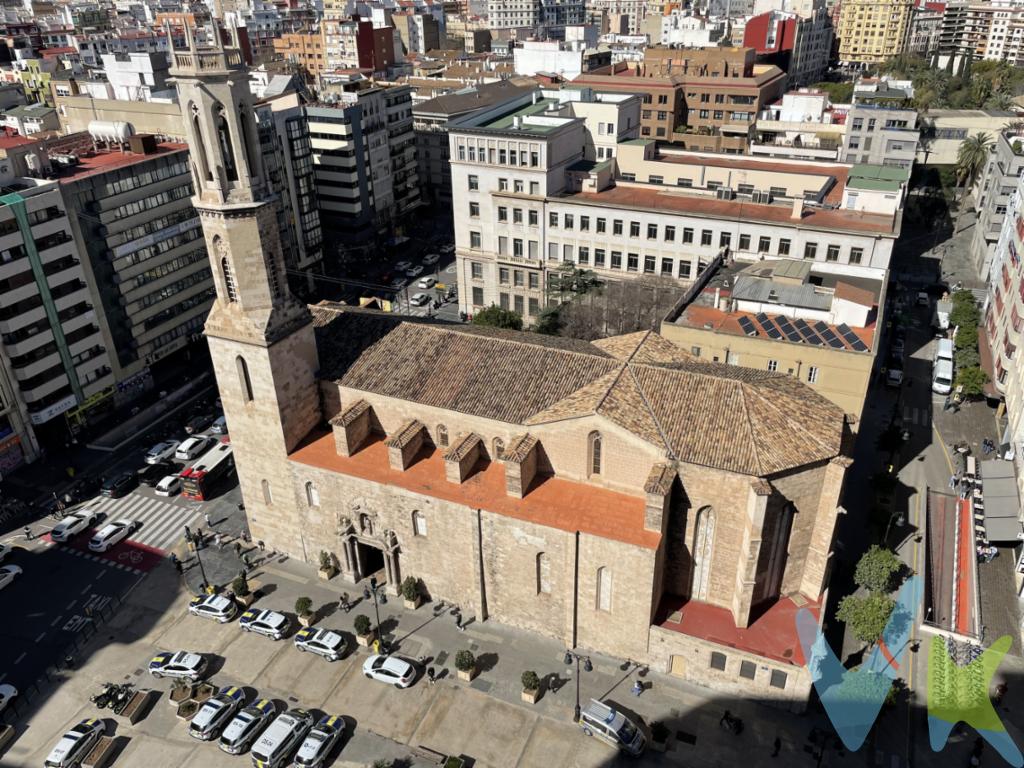 En una planta catorce de la emblemática FInca de Hierro, tenemos el gusto de proponerles esta vivienda excepcional. Se distribuye actualmente en cuatro habitaciones, salón con salida directa a un generoso balcón de 19 m2, un baño, un aseo y cocina independiente. Las vistas desde el balcón dan directamente a la plaza de San Agustín, cuya iglesia de estilo gótico es uno de los tesoros patrimoniales de la ciudad. También la misma finca tiene relevancia arquitectónica ya que, hasta finales del siglo XX, fue el edificio de mayor altura de València. En la actualidad, cuenta con un servicio de conserje de 9:00h a 13:30h y de 16:00h a 20:00h, además de un vigilante nocturno. También dispone de tres ascensores. La vivienda tiene actualmente el uso de bufete de abogados, por lo que sus estancias están adaptadas a ese desempeño profesional. Se  trata de un piso señorial, absolutamente céntrico, lleno de posibilidades tanto para convertirse en unas oficinas de renombre como para ser la vivienda soñada. Si desea visitarla, llámenos. Estaremos encantados de proporcionarle cuanta información precise o de organizarle una visita. *Gastos e impuestos no incluidos en el precio.  *Este anuncio tiene carácter meramente informativo.  De haber un plano, este será puramente orientativo y no vinculante.   