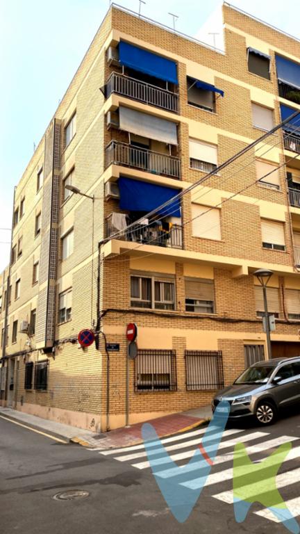 En pleno corazón del emblemático y demandado barrio de Campament, en Paterna, te presentamos esta fantástica vivienda lista para entrar a vivir desde el primer día.Cuenta con una excelente distribución:   Luminoso salón-comedor con acceso a un amplio balcón,   Cocina independiente con galería/lavadero integrado,  Cuatro habitaciones,   Y un baño completo.Su privilegiada ubicación esquinera garantiza que todas las estancias sean exteriores, lo que aporta una iluminación natural y ventilación inmejorables. Un lujo al alcance de muy pocos.Aunque el edificio es antiguo, no te dejes engañar: la vivienda está totalmente equipada para ofrecerte el máximo confort tanto en verano como en invierno, gracias a su sistema de aire acondicionado con bomba de frío/calor y calefacción en todas las estancias.Si tienes hijos pequeños o en edad escolar, estarás rodeado de algunos de los colegios concertados más prestigiosos de la zona, como La Salle o el Liceo Hispano, además de guarderías vinculadas a estos centros.El barrio ofrece todos los servicios esenciales y una excelente comunicación con València capital y su área metropolitana:   Estación de metro a pocos pasos,   Autobuses,   Acceso inmediato a las principales vías y autovías,   Conexión con el puerto y el aeropuerto.Además, vivirás en una calle tranquila, con el ambiente de barrio pero en plena ciudad. Y si disfrutas del deporte al aire libre o el senderismo, estarás junto a la huerta de Paterna y el impresionante parque fluvial del río Turia.⸻Máxima confianza y seguridad jurídicaEste inmueble está certificado para su venta por el Servicio de Inmuebles Certificados de ASICVAL, y gestionado por profesional acreditado en el Registre dAgents dIntermediació Inmobiliaria de la Comunitat Valenciana  RAICV 0008. Puedes consultar la certificación aquí.La gestión de venta se realiza bajo contrato estándar de exclusiva compartida (multi exclusiva), por lo que las colaboraciones deberán tramitarse a través de agencias asociadas a dicho servicio.⸻Importante: El precio publicitado no incluye gastos de compraventa, honorarios de intermediación ni impuestos. Si deseas un cálculo aproximado, tu agente de confianza podrá asesorarte.⸻¿Te gustaría visitarla? Esta puede ser la vivienda que llevas tiempo esperando. ¡Contáctanos!