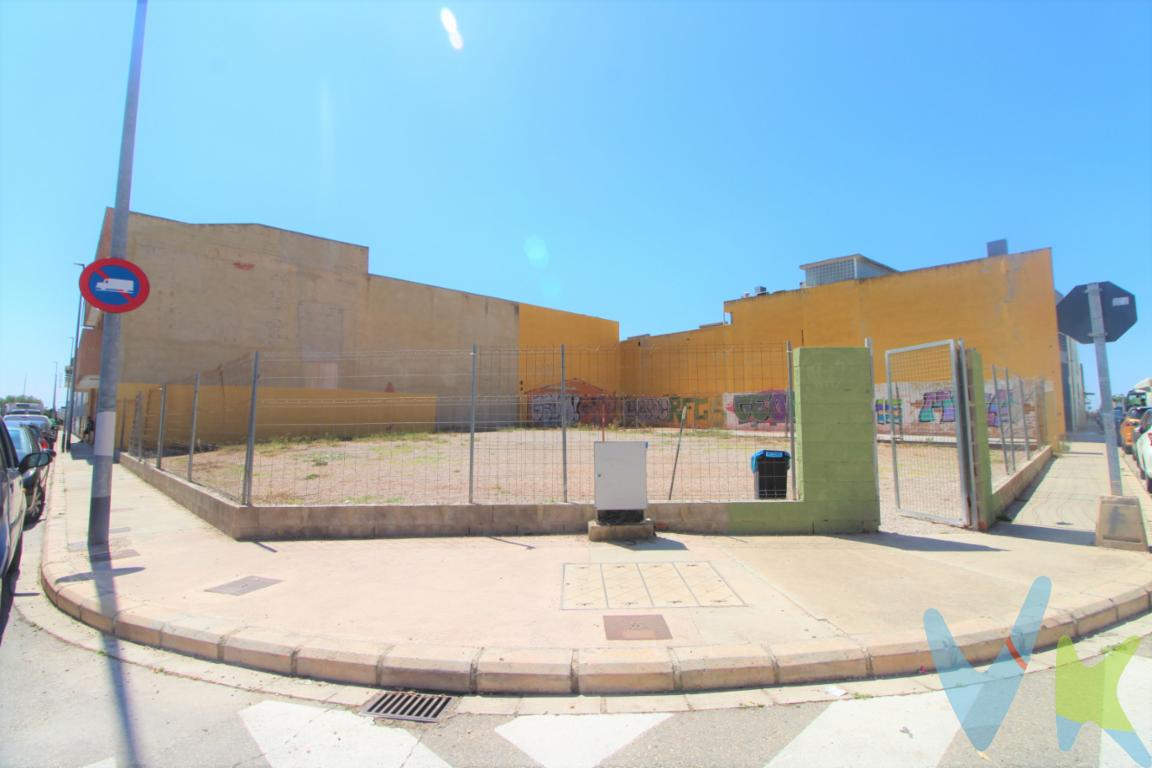 ¿Estás buscando un terreno industrial urbano en la zona de Foios, Valencia? Tenemos la solución perfecta para ti. Presentamos esta parcela industrial de 500 m², ubicada en la zona industrial de c. Periodista Badia y Av. Cat. Juan ferrando Badi, totalmente esquinero, frente al centro social, viviendas y junto a otras naves y almacenes.En una ubicación privilegiada para cualquier tipo de negocio industrial. Además, el terreno está vallado, lo que lo hace ideal para construir una nave industrial de alta calidad. Con una parcela de estas características, tendrás todo lo que necesitas para llevar a cabo tu proyecto industrial con éxito. Podrás diseñar y construir lo que se adapte perfectamente a tus necesidades y requerimientos, y además podrás disfrutar de un entorno envidiable. No lo dudes más y contáctanos para obtener más información sobre esta parcela industrial en Foios, Valencia. ¡Llámanos sin compromiso y no pierdas la oportunidad de hacer realidad tus proyectos con esta oportunidad única! Por expreso deseo de los propietarios esta vivienda se comercializa en EXCLUSIVA, por lo que le garantiza un trato fácil, cómodo y sin interferencias. Rogamos no molesten a sus ocupantes o vecinos. Si usted es un profesional inmobiliario, no dude en llamarnos, estaremos encantados de colaborar en la venta de este inmueble.   El precio ofertado no incluye impuestos, gastos de compraventa, ni honorarios de la agencia inmobiliaria. Anuncio no vinculante, puede contener errores.           