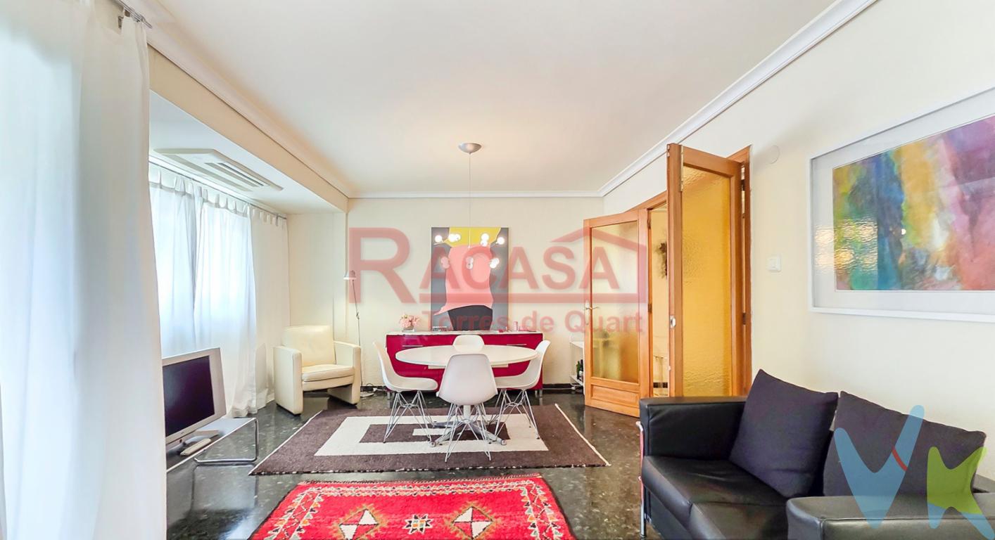 RACASA Torres de Quart vende en exclusiva este amplio piso situado en el distrito de Extramurs, Valencia. La vivienda se ubica en la primera planta de un edificio con ascensor y destaca por su funcionalidad y sus espacios exteriores privados en plena ciudad.Cuenta con 120 m2 construidos mas terraza. Un gran recibidor da la bienvenida y distribuye el acceso a las estancias. El salón-comedor, equipado con aire acondicionado por split, cuenta con un doble ventanal que inunda el espacio de luz natural y da salida directa a un balcón ideal para despejarse. Toda la propiedad dispone de suelos cerámicos, prácticos y de fácil mantenimiento.La zona de descanso está compuesta por 4 dormitorios muy luminosos, todos ellos provistos de armarios empotrados. Desde una de las habitaciones se accede a la joya de la vivienda: una acogedora terraza interior de uso privado, un rincón al aire libre perfecto para relajarse.La cocina ha sido totalmente reformada y cuenta con electrodomésticos eléctricos, ventana para ventilación natural y salida a un patio interior tipo galería. El inmueble se completa con un baño completo equipado con bañera y ventana propia, mas un aseo de cortesía. Cabe destacar que la propiedad cuenta con carpintería de PVC en sus estancias exteriores con climalit y las estancias interiores con carpintería de madera.Ubicación y Zona La propiedad se sitúa en el barrio de Arrancapins (Extramurs), una ubicación residencial consolidada a un paso del centro de Valencia. Cuenta con excelentes conexiones de transporte, destacando la estación de metro de Ángel Guimerá y diversas líneas de autobús. En los alrededores dispone de todos los servicios necesarios: supermercados, colegios, centros médicos y comercios locales. Además, su proximidad al antiguo cauce del Río Turia y a las Torres de Quart permite disfrutar de zonas verdes y paseos culturales a pie.Para coordinar una visita o recibir más información, ponte en contacto con nosotros telefónicamente. ¡Estaremos encantados de atenderte!El precio no incluye lo siguiente: honorarios de la agencia inmobiliaria, impuestos (IVA, ITP) y otros gastos de la Compraventa (notaría, gestoría y registro). La oferta está sujeta a cambios de precio o retirada del mercado sin previo aviso. Este anuncio en su conjunto, incluyendo textos, fotos, imágenes o cualquier otro contenido del mismo, no es vinculante dado que la información es ofrecida por terceros y puede contener errores. Se muestra a título informativo y no contractual. Número de Registro de Agentes de Intermediación Inmobiliaria de la Comunidad Valenciana: RAICV-1405. 