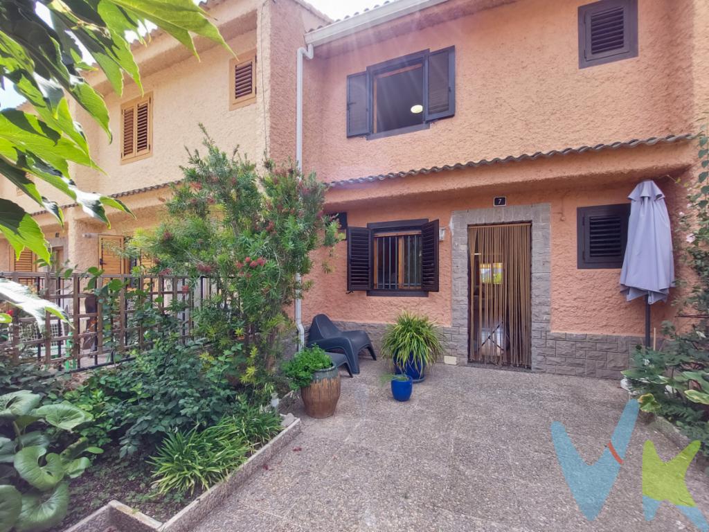 Casa adosada en venta con todas las comodidades que buscas. Con 122 metros cuadrados construidos, esta espaciosa vivienda ofrece una distribución ideal.En la planta baja, podrás disfrutar de una cocina independiente, un práctico cuarto de aseo y un acogedor salón/comedor con acceso a una encantadora terraza, perfecta para tus reuniones familiares y de amigos. Además, cuenta con una zona de paellero, donde podrás saborear deliciosos platos al aire libre.En la primera planta, encontrarás una habitación simple, ideal para tus invitados o como despacho, un cuarto de baño completo y dos amplias habitaciones dobles. Una de ellas tiene salida a un bonito balcón, desde donde podrás disfrutar de vistas impresionantes del entorno natural.En la última planta, te sorprenderá una espaciosa buhardilla, que podrás acondicionar según tus necesidades y gustos, convirtiéndola en un espacio polivalente.La casa es completamente exterior, lo que garantiza una entrada abundante de luz natural y una agradable corriente de aire fresco, gracias a su ubicación en una zona de montaña. Disfrutarás de un ambiente tranquilo y relajado, perfecto para desconectar del estrés diario.Además, Bejís es un municipio con un encanto especial, rodeado de naturaleza y bonitos paisajes. Podrás disfrutar de maravillosas rutas de senderismo y actividades al aire libre, así como de un pueblo que conserva su esencia de antaño.¡No dejes pasar esta oportunidad! Contáctanos para más información y agenda una visita a tu nuevo hogar en Bejís. ¡Te esperamos con los brazos abiertos!Observaciones:*Por mandato expreso del propietario, comercializamos este inmueble en exclusiva, lo que le garantiza el acceso a toda la información, a un servicio de calidad con el sello de Inmueble certificado que asegura tranquilidad a los compradores.*El precio indicado no incluye gastos ni otros conceptos, al precio habrá que añadirle los gastos propios de la transmisión inmobiliaria, como: honorarios notariales, impuesto al que se encuentre sujeta la transmisión (Impuesto sobre el Valor Añadido o Impuesto sobre Transmisiones Patrimoniales y Actos Jurídicos Documentados, según el caso), gastos de inscripción en el Registro de la Propiedad y honorarios de intermediación de la agencia inmobiliaria.*Como agencia inmobiliaria que representa a nuestros clientes vendedores, y en pro de garantizar sus intereses, compartimos la propiedad con otros agentes y agencias, siempre con el buen hacer, la ética y profesionalidad de un buen agente inmobiliario.