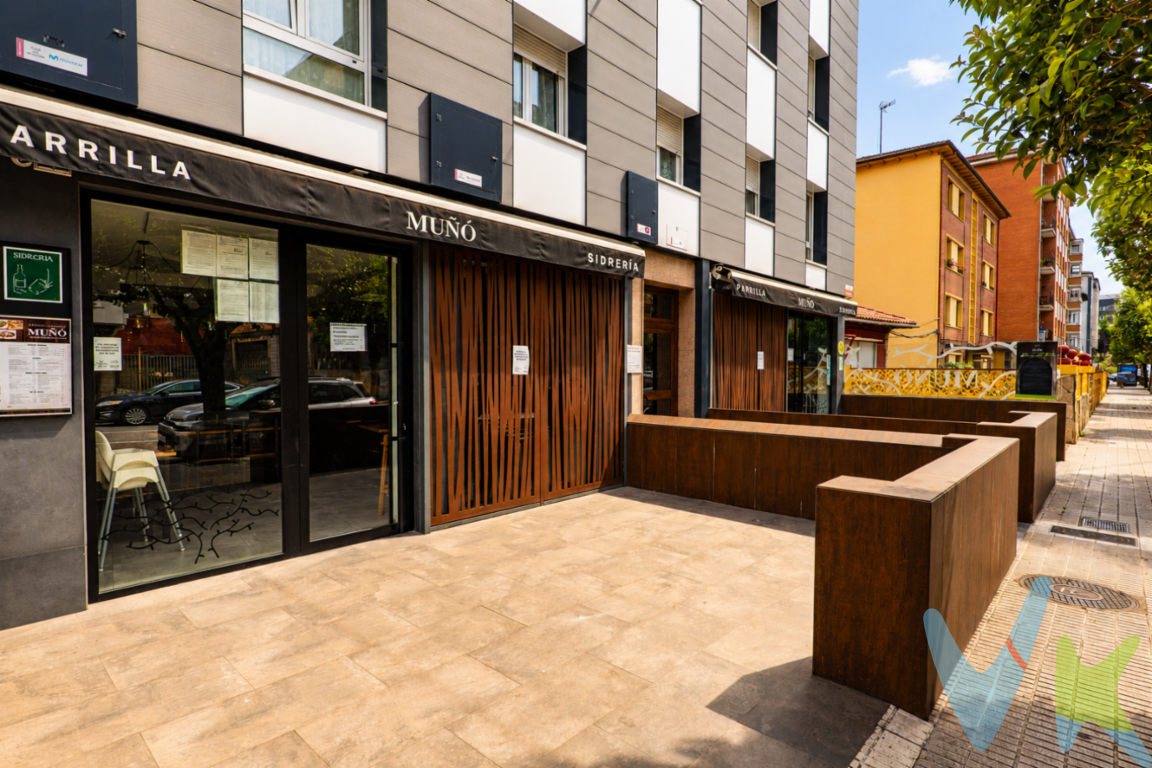 Se presenta una excelente oportunidad de adquisición en una de las zonas más consolidadas de Gijón: amplio local comercial situado en Calle Feijoo, con gran visibilidad, versatilidad y enormes posibilidades de explotación.El inmueble, conocido anteriormente como la emblemática Parrilla Muñó, conserva una exclusiva parrilla profesional de leña, un elemento diferencial y cada vez más difícil de encontrar en la ciudad, que aporta un extraordinario valor añadido para proyectos de hostelería y restauración.Además, el local ha sido objeto de una reforma reciente y puede entregarse completamente instalado y equipado, listo para comenzar actividad de forma inmediata.Gracias a su excelente distribución, amplitud y características técnicas, el espacio resulta igualmente ideal para múltiples usos: Restaurante o gastrobar Oficinas corporativas Clínica o centro sanitario Comercio especializado Estudio profesional Academia Almacén o centro logístico urbano Espacios multifuncionalesComo valor adicional, existe la posibilidad de estudiar cambio de uso a vivienda, convirtiéndolo también en una atractiva opción para inversores que busquen desarrollar un proyecto residencial en una ubicación estratégica.Un inmueble singular, con carácter, presencia tanto para explotación propia como para inversión.Para más información o concertar una visita, no dude en contactarnos. Se informa a los interesados que el precio de venta indicado no comprende los honorarios de la agencia inmobiliaria, el Impuesto de Transmisiones Patrimoniales (ITP) ni los gastos asociados a la compraventa (notaría, registro de la propiedad y otros)