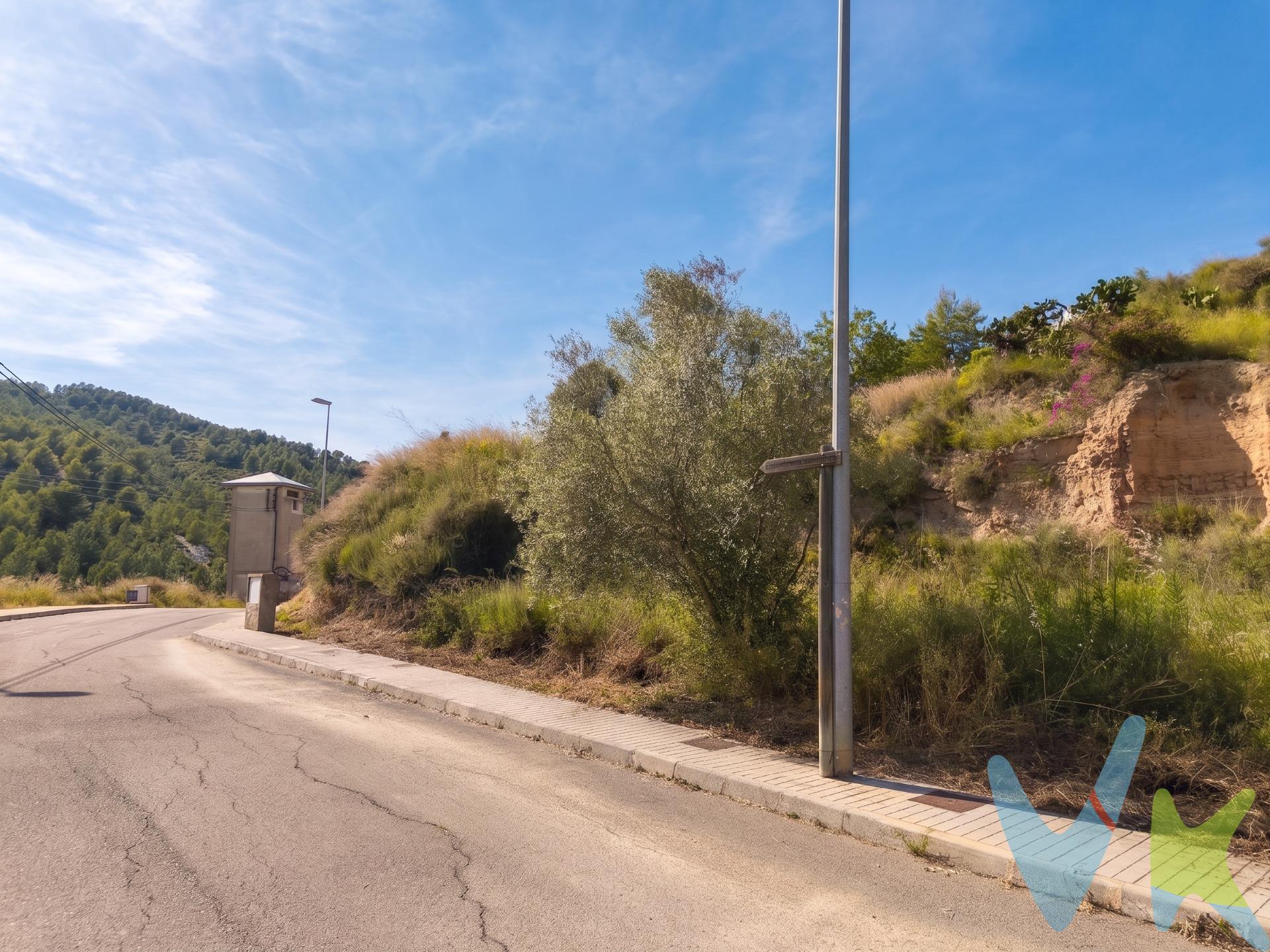 ¿Buscas el lugar perfecto para construir la casa de tus sueños o desarrollar tu próximo proyecto?. Te presentamos esta fantástica parcela urbana de 405 metros cuadrados ubicada en la encantadora localidad de Ribesalbes, en un entorno tranquilo, natural y con excelentes vistas. La gran ventaja de este terreno es su viabilidad inmediata y su comodidad: cuenta con la urbanización completamente terminada a pie de parcela. Características y servicios a pie de parcela:. Aceras perfectamente pavimentadas y alumbrado público en funcionamiento. Posibilidad de conexión a la red de alcantarillado general, agua potable y luz. VENTA:. PVP 80.000€. Gastos e impuestos no incluidos en el precio. La compra conlleva impuestos y gastos de formalización para el comprador. A título orientativo se informa que en segundas transmisiones el ITP con carácter general en Valencia es del 9%, pudiendo existir otros tipos impositivos atendiendo a las circunstancias personales del comprador u otras circunstancias previstas legalmente. Base imponible del impuesto el mayor valor entre el precio de compraventa, la tasación o el valor de referencia catastral. En cuanto a los gastos de notaría y registro, en su caso, suelen oscilar aprox. entre 1,5% y 2,5% (aranceles variables según precio, n.º de copias y complejidad). El comprador elige notario. Si el comprador precisase de hipoteca: tasación, condiciones y costes bancarios serán según entidad elegida por el comprador, así como los gastos de gestoría, y cualesquiera otros gastos inherentes a la formalización de la compraventa que legalmente correspondan a la parte compradora, salvo pacto expreso en contrario con el vendedor. El consumidor tiene, conforme a la normativa vigente, a su disposición información y documentación adicional relativa al inmueble y condiciones de la compraventa, que podrá ser consultada en C/Joaquín Costa 4, bajo 46005 Valencia o urbe2@remax.es. Honorarios de mediación inmobiliaria a cargo del COMPRADOR: (3.000€ del precio final de venta más IVA (21%), salvo otro pacto.); y de VENDEDOR (según acuerdo con el mismo). Se informa al consumidor que la agencia actúa como intermediaria inmobiliaria en la operación, estando cualquier eventual compraventa y sus condiciones sujeta a la aceptación expresa del propietario-vendedor y a la posterior formalización del correspondiente contrato.