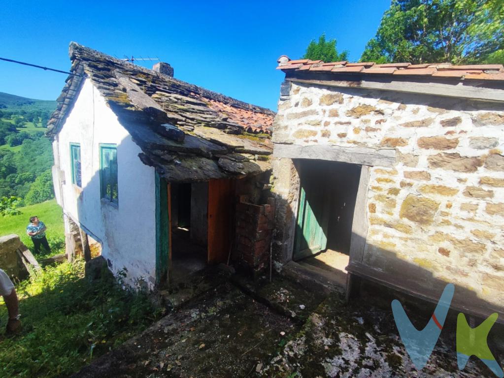 En SEL DEL MANZANO, un pequeño barrio perteneciente a Resconorio, tenemos una VIVIENDA TRADICIONAL CANTABRA, aunque muy bien conservada, necesitará una pequeña actualización.La casa tiene una GALERiA de entrada, UNA COCINA con la típica LUMBRE, un pequeño salón y dos dormitorios, el espacio adicional de la CUADRA y un curioso PORCHE conforman la vivienda . A pocos metros de la vivienda disponemos de un  TERRENO DE 1.800M2 donde se enclava un  GARAJE construido con bloques ,que con poco trabajo permitirá disponer de un aparcamiento adicional.En un enclave que todavia conserva el sabor de la Cantabria rural con sus tradiciones y sus costumbres, es una oportunidad para crear un espacio donde desconectar para ti mismo o para un ALOJAMIENTO RURAL SINGULAR. Al comprador se le cobrará un 2.000 de gastos de gestión + IVA.Gastos e Impuestos no incluidos en el precio. Compra sujeta a ITP. El comprador se hará cargo de los costes de la escritura e inscripción en el Registro de la Propiedad. Más información sobre transparencia, impuestos, gastos y condiciones de compraventa en nuestra web www.activanorte.com\"