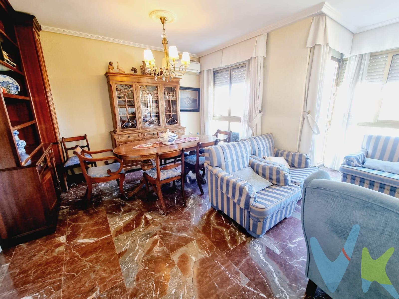 ¿Estas buscando un inmueble para crear TU HOGAR en una de las zonas mas demandas como es la de Varela, San Felipe Neri? Esta es tu oportunidad!!!. Esta maravillosa vivienda es ideal para familias ya que sus cuatro amplias habitaciones y sus grandes espacios están listos para convertirse en tu casa soñada, donde cada miembro de la familia podrá tener su propio espacio. Cuenta con dos salones amplios y muy luminosos. El principal con vistas al Parque de Kotinoussa y Parque de Erytheia, con grandes ventanales que inundan de luz natural cada rincón y unas vistas que invitan a deleitarse con el entorno. Perfecto para compartir momentos con tus seres queridos, diferenciando  la zona de social  de  la de comedor, pudiendo disfrutar así tanto de las comidas como de las sobremesas todos juntos.  A esto se le suma el segundo salón adicional que te ofrecerá un ambiente acogedor y lleno de posibilidades para poder dedicarlo a ello que siempre has soñado, como tu salón de pintura, tu rincón apacible para relajarte leyendo un libro y, porqué no, tu propia sala de gimnasio particular. Ya es solo cuestión de imaginar.. La cocina es espaciosa,  lo que la convierte en el lugar ideal donde dar rienda suelta a tu creatividad culinaria y hacer platos únicos para deleitar a tus seres queridos y que te permitirá rodearte de tu familia si te gusta comer en ella. Además cuenta con una gran despensa donde guardar todo aquello que necesite para sus guisos y platos preferidos. Para facilitar el día a día cuenta con dos cuartos de baño completos con placa de ducha para la comodidad de todos.  Así no habrá que esperar, en las mañanas ajetreadas,  haciendo cola para la ducha matutina. Si a todo esto le unimos el tener en el mismo edificio garaje y trastero para almacenar tus pertenencias, lo hace una opción ideal para tener para poder cumplir tener la vivienda de  tus sueños. . La localización es inmejorable cerca de colegios, supermercados, plaza de abastos, playa, parada de autobuses y aunque necesita reformas parciales, sus características hacen que este Hogar sea una oportunidad que no la puedes dejar escapar. ¿Quiere saber mas de esta maravillosa propiedad? Estamos encantados de poder ayudarte  a elegir el mejor lugar para tu familia, llámanos!! Y si tienes que vender para comprar, te podemos ayudar ya que contamos con una amplísima base de compradores. Impuestos, honorarios y gastos derivados de la compraventa no incluidos en el precio. El consumidor tiene a su disposición la ficha informativa de la vivienda. 