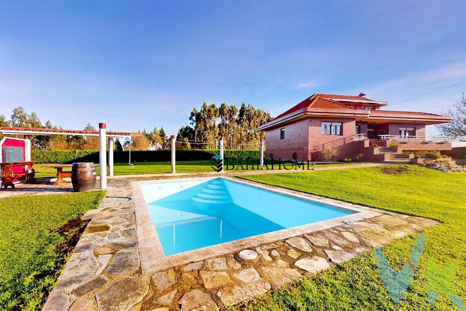 🏡 Tu Refugio Perfecto en Miengo — Casa Independiente con Gran Finca, Piscina y Vistas de Ensueño. Si buscas una vivienda que lo tenga todo, esta casa en Miengo te enamorará desde el primer vistazo. Un entorno natural privilegiado, espacios amplios, luz a raudales y una finca pensada para disfrutar cada día… un verdadero oasis a minutos de Santander y Torrelavega. 🏠 Características que marcan la diferencia. ✔ 3 plantas cómodas y bien distribuidas. ✔ 🛏️ 5 dormitorios amplios, luminosos y con encanto propio. ✔ 🛁 3 baños completos perfectamente equipados. ✔ 🛋️ Salón acogedor con grandes ventanales y vistas despejadas. ✔ 🍽️ Cocina funcional con espacio para comer en familia. ✔ 🌞 Estancias soleadas, ventiladas y con una sensación de amplitud increíble. 🌿 Un exterior pensado para disfrutar:. 🏊 Piscina privada rodeada de zonas verdes — tu rincón favorito en verano. 🌳 Finca amplia y aprovechable: jardín, huerto, zona de juegos, ocio… lo que imagines. 🌅 Vistas abiertas que aportan privacidad, tranquilidad y una sensación única de libertad. 🐾 Perfecta para quienes buscan espacio para mascotas y vida al aire libre. 📍 Vivir en Miengo: naturaleza, mar y calidad de vida. Un enclave ideal si buscas desconectar sin renunciar a la comodidad:. 🛒 Servicios y supermercados a pocos minutos. 🚗 Conexión rápida con Santander y Torrelavega. 🏖️ Playas tan especiales como Usgo, Mogro, Los Caballos o Cuchia. ⛳ Pista de golf a 10 min en coche. 🌿 Entorno espectacular para senderistas, deportistas y amantes de la vida tranquila. 🎯 Ideal para…. 👨‍👩‍👧‍👦 Familias que quieren espacio, jardín y naturaleza. 🌞 Quienes buscan segunda residencia para desconectar. 🌿 Amantes de la privacidad, las vistas abiertas y el aire libre. 📞 ¡No dejes pasar esta oportunidad!. Una vivienda única en un entorno inmejorable: finca, piscina privada y calidad de vida garantizada. Contáctanos y descubre todo lo que esta casa puede ofrecerte. ¡Te encantará!