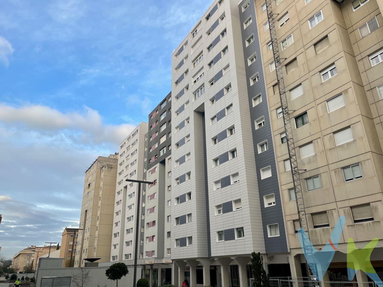 Piso con garaje de dos habitaciones y dos baños en última planta. Este piso se encuentra en la última planta, ofreciendo vistas despejadas que brindan una sensación de amplitud y luminosidad. Cuenta con dos habitaciones y dos baños, aunque uno de los baños actualmente está habilitado como despensa, ideal para el almacenamiento extra. Además, la propiedad incluye una plaza de garaje. La fachada, portal y ascensores del edificio han sido recientemente reformados, garantizando una imagen moderna y un mantenimiento óptimo. (datos meramente informativos, sin valor contractual) (gastos e impuestos no incluidos)
