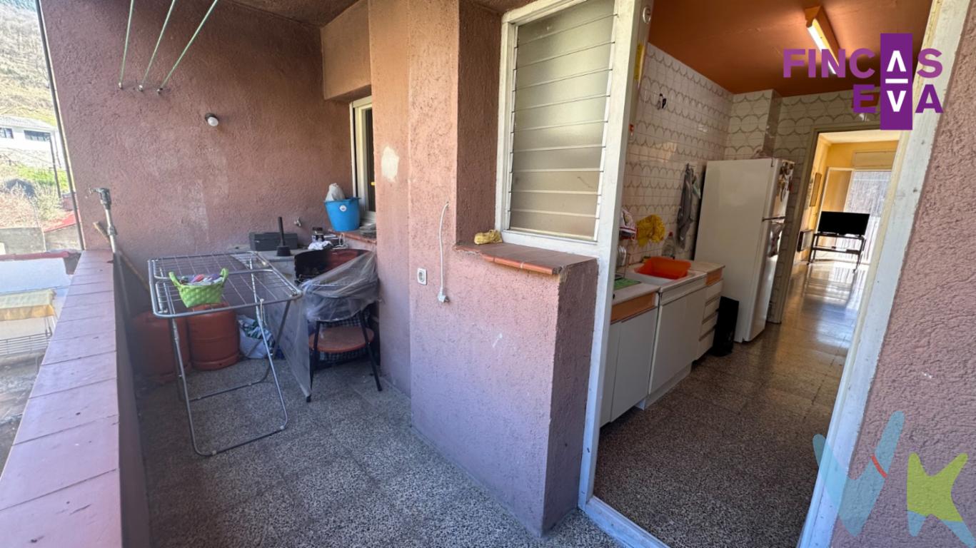 Presentamos esta propiedad a reformar situada en la pintoresca localidad de Ribes de Freser. Se trata de un espacioso piso ubicado en la segunda planta de un edificio construido en el año 1985, que combina la comodidad con el encanto tradicional de la zona.Este amplio piso cuenta con 94 metros cuadrados de espacio útil y 103 metros cuadrados construidos. La distribución del inmueble ofrece una sensación de amplitud y luminosidad, ideal para una familia que busca un lugar acogedor y funcional. La propiedad dispone de cuatro habitaciones amplias, lo que proporciona numerosas opciones, adaptándose a las necesidades de cualquier familia.Además de las generosas habitaciones, el piso cuenta con un salón-comedor amplio y luminoso. Las grandes ventanas permiten la entrada de abundante luz natural, creando un ambiente cálido y acogedor. El salón se abre a un encantador balcón, perfecto para disfrutar de las vistas y el clima agradable de Ribes de Freser durante todo el año.La cocina es independiente y da a una amplia galeria exterior. La propiedad también dispone de un baño completo.El edificio cuenta con un ascensor, lo que facilita el acceso a la propiedad, haciendo que la segunda planta sea fácilmente accesible para todos. Además, la inclusión de un garaje en esta oferta es un beneficio adicional que añade comodidad y seguridad para aparcar su vehículo sin preocupaciones.Es importante destacar la ubicación privilegiada en la que se encuentra este piso. Ribes de Freser es conocido por su entorno natural y su tranquilidad, proporcionando un estilo de vida relajado y en armonía con el entorno. La localidad ofrece todos los servicios esenciales, como tiendas, restaurantes y escuelas, lo que garantiza una vida cotidiana cómoda y sin complicaciones.La comunidad vecinal en este edificio es cordial y acogedora, creando un ambiente perfecto para quienes buscan establecerse de manera permanente o disfrutar de una segunda residencia en un lugar sereno y pintoresco. La proximidad a rutas de senderismo y actividades al aire libre es otro gran atractivo para los amantes de la naturaleza.Por lo tanto, esta es una oportunidad única para adquirir un inmueble amplio y bien situado en un entorno privilegiado. No deje pasar la ocasión de visitar este encantador piso, donde cada detalle ha sido pensado para ofrecer el máximo confort y funcionalidad. Para más información o concertar una visita, no dude en ponerse en contacto. Será un placer mostrarle todos los encantos de esta magnífica propiedad.Visitar este piso es una inversión segura en calidad de vida. Le esperamos con las puertas abiertas para que pueda apreciar personalmente todas las ventajas que esta propiedad tiene que ofrecer. Aproveche esta oportunidad y convierta este piso en su nuevo hogar en Ribes de Freser. 