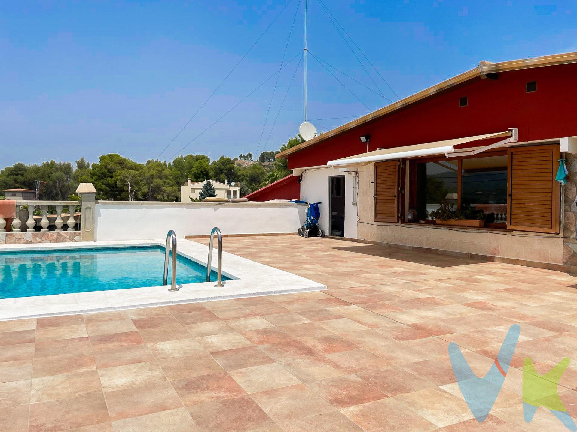 Maravilloso chalet en la mejor urbanización de Chiva, LOMA DEL CASTILLO, destacada por su ubicación, servicios y conexiones. Esta extraordinaria vivienda cuenta con un amplio salón comedor con cocina integrada, ofreciendo hermosas vistas a la piscina, el jardín y el paisaje circundante. Dispone de tres habitaciones dobles con grandes armarios empotrados, incluida una suite principal con baño privado. Además, hay un baño completo en el pasillo y otro junto a la zona de la piscina. La propiedad incluye una despensa, una segunda cocina con horno de leña y una lavandería. También hay un paellero, zona de almacenaje y garaje. El hermoso jardín se extiende en una parcela de 1600 metros cuadrados, con acceso por dos calles y la posibilidad de segregación para aumentar la rentabilidad. A solo 10 minutos a pie de la estación de cercanías de Chiva, y cerca de autobuses, colegios, centros médicos, farmacias y todos los servicios que ofrece la población. No pierdas esta maravillosa oportunidad. La descripción del presente inmueble e imágenes tienen mero carácter informativo y en ningún caso carácter contractual, pudiendo ser modificados por la inmobiliaria comercializadora sin que ello implique responsabilidad alguna frente a terceros. En el precio de venta a público, esta propiedad NO incluye los gastos de adquisición (Notario, registro, gestión, honorarios, etc…).