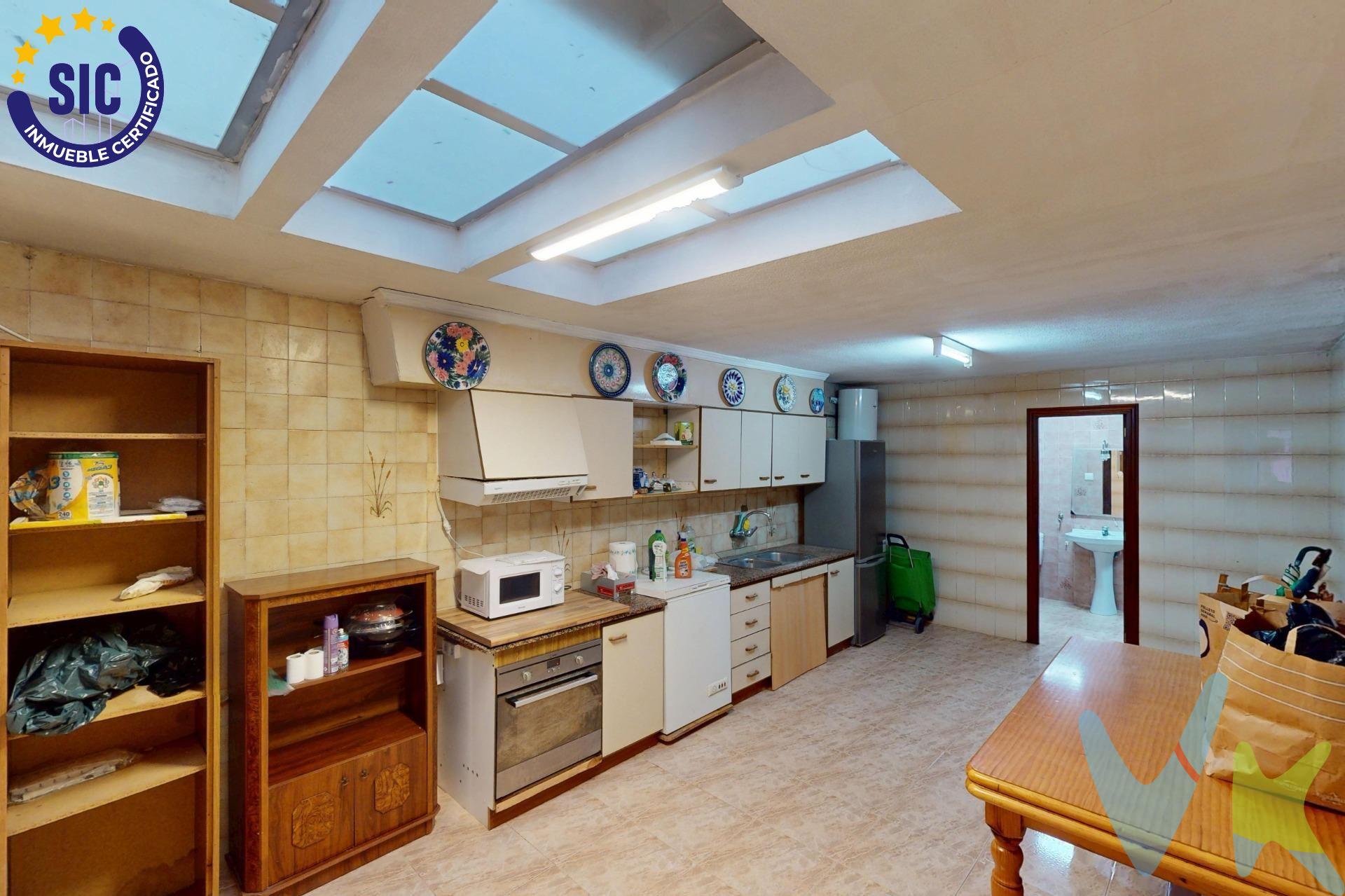 Casa de planta baja y dos alturas en la zona de la Ronda Magdalena. Muy bien ubicada y en zona muy tranquila para vivir con todo tipo de servicios.  Consta de:. Planta baja: entrada a vivienda hacia un comedor-salón y a la cocina. Al fondo un baño completo con ducha. Planta primera: 1 habitación  con su vestidor y un baño completo con bañera, 1 habitación doble y otra simple. Planta segunda: 1 habitación doble con un trastero y con salida a terraza de unos 11 m desde donde se accede a otra estancia. Hazte la vivienda a tu gusto. Incluido en el precio tienes dos plazas de garaje en la Plaza Islas Columbretes de concesión administrativa hasta el año 2058. !!!PREGUNTA POR MI SIN COMPROMISO!!!!
