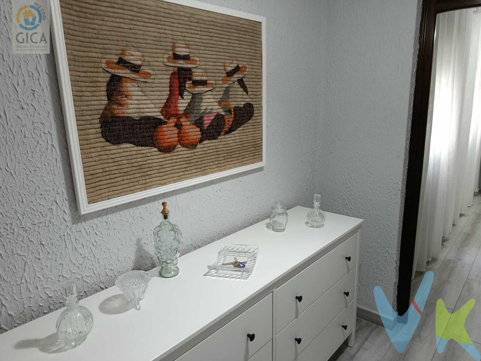 🏡 Piso de 3 dormitorios junto al Parque María Cristina. Comodidad, luminosidad y una ubicación privilegiada. Si estás buscando una vivienda cómoda, funcional y lista para entrar a vivir, esta propiedad puede ser justo lo que necesitas. Situada junto al Parque María Cristina y la Avenida Fuerzas Armadas, esta vivienda de 3 dormitorios y 1 baño ofrece una distribución práctica y equilibrada, perfecta tanto para una familia como para quienes buscan una buena oportunidad de inversión. ✨ Una vivienda actualizada y lista para disfrutar. La propiedad ha sido renovada en diferentes aspectos para ofrecer un ambiente más actual y confortable. Cuenta con puertas, ventanas y suelos renovados, aportando una imagen cuidada y agradable desde el primer momento. Uno de sus principales atractivos es su cocina reformada, moderna y funcional, con una buena capacidad de almacenamiento y una distribución pensada para aprovechar cada metro. El salón, amplio y acogedor, permite crear cómodas zonas de estar y comedor. Sus grandes ventanales aportan abundante luz natural, creando un espacio agradable para disfrutar del día a día. El baño, además, dispone de ventana al exterior, proporcionando ventilación y luz natural. 📍 Una ubicación que lo tiene todo. La ubicación es, sin duda, uno de los grandes valores de esta vivienda. Se encuentra a pocos pasos del Parque María Cristina y muy próxima a la Avenida Fuerzas Armadas, en un entorno perfectamente conectado y rodeado de todo tipo de servicios. En sus alrededores encontrarás comercios, supermercados, colegios, zonas verdes, servicios y diferentes opciones de transporte, además de encontrarte a pocos minutos del centro. 🏠 Una oportunidad para vivir o invertir. Una vivienda que combina espacio, luminosidad, mejoras recientes y una ubicación estratégica, convirtiéndose en una opción interesante tanto para quienes buscan su hogar habitual como para aquellos que valoran una propiedad con potencial de inversión. 3 dormitorios · 1 baño · Cocina reformada · Ventanas renovadas · Suelos renovados · Junto al Parque María Cristina. 📞 Contacta con nosotros y descubre personalmente todo lo que esta vivienda puede ofrecerte. ¡Te esperamos para visitarla!