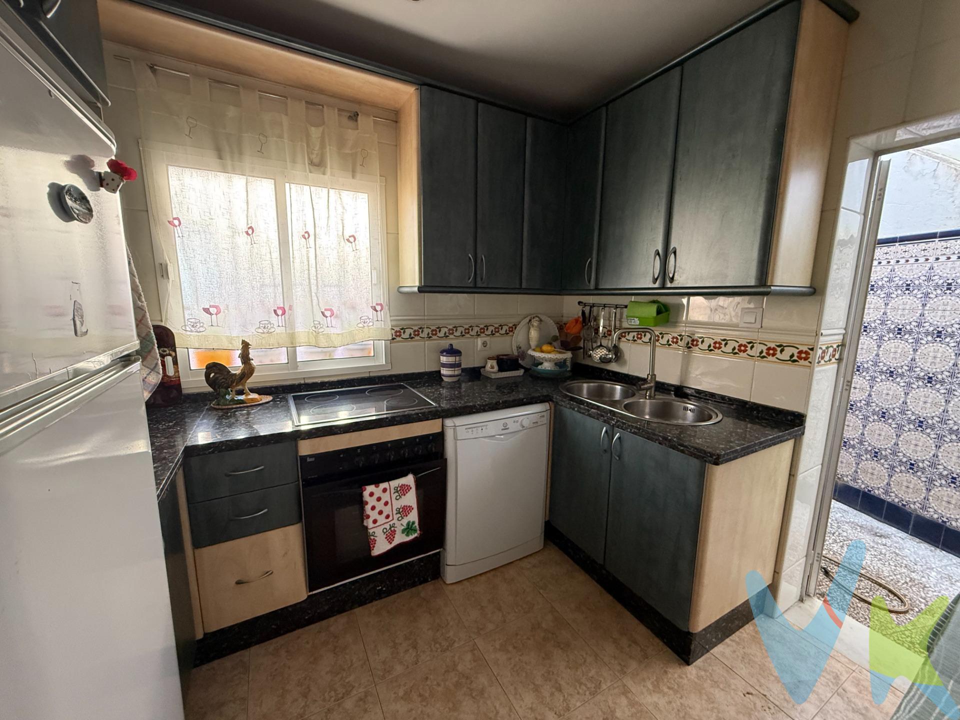 Presentamos esta magnífica vivienda de dos plantas situada en la Zona de Moncayo, en Algeciras. Con una superficie total construida de ciento cincuenta y nueve metros cuadrados, ofrece un entorno ideal para familias amplias o quienes buscan espacio adicional. La planta baja cuenta con ochenta y siete metros cuadrados que incluyen un acogedor comedor, una salita perfecta para destinarla a dormitorio, cocina funcional equipada con acceso a un agradable patio de nueve metros y un baño completo con ducha. La segunda planta incluye setenta y uno metros distribuidos entre cuatro dormitorios luminosos ideales para descanso familiar junto a otro cuarto baño convenientemente ubicado; complementa este nivel une amplia terraza privada destinada actualmente a zona de lavanderia. En la planta superior encontramos una amplia azotea con unas increibles vistas al mar y a Gibraltar perfecta para incorporar zona de barbacoa y chill out. Por último y muy importante para incorporar comodidad a la vida diaria es el garaje privado que dispone la vivienda. . Transparencia de precio, impuestos y honorarios: El precio publicado corresponde únicamente al precio de venta del inmueble y no incluye impuestos, gastos de compraventa ni honorarios a cargo del comprador. Impuestos: ITP o IVA+AJD (según la naturaleza de la transmisión). En Andalucía, en segundas transmisiones el ITP es 7% con carácter general, pudiendo aplicarse tipos reducidos (6% o 3,5%) si se cumplen requisitos. Base del impuesto: con carácter general, la base será la mayor entre el precio declarado y el valor de referencia (según normativa aplicable). Gastos de compraventa: notaría, registro y, en su caso, gestoría (desde 2.000€ orientativo, según operación). Honorarios comprador (no incluidos): 3% + IVA, con mínimo de 3.000€ + IVA. Se informan y aceptan por escrito (hoja de encargo/servicios) antes de la visita y de cualquier gestión vinculada a la compra. . Fuentes oficiales: información tributaria y valor de referencia disponibles en fuentes oficiales de la Junta de Andalucía y se facilitan a quien lo solicite. Exclusiva: Por mandato expreso del propietario, este inmueble se comercializa en exclusiva a través de la inmobiliaria. Se ruega no contactar directamente con propiedad/ocupantes/vecinos. Disponemos del documento informativo abreviado de la propiedad (según decreto 218/2005, del 11 de octubre) y de seguro de caución, para la protección del dinero entregado como señal para la reserva de una vivienda. . Con Algecasas tiene la garantia profesional de contactar con un Agente de la Propiedad  Inmobiliario del Colegio de Cádiz (Colegiada nº 377) y miembro de la Asociación Inmobiliaria -GICA. . 