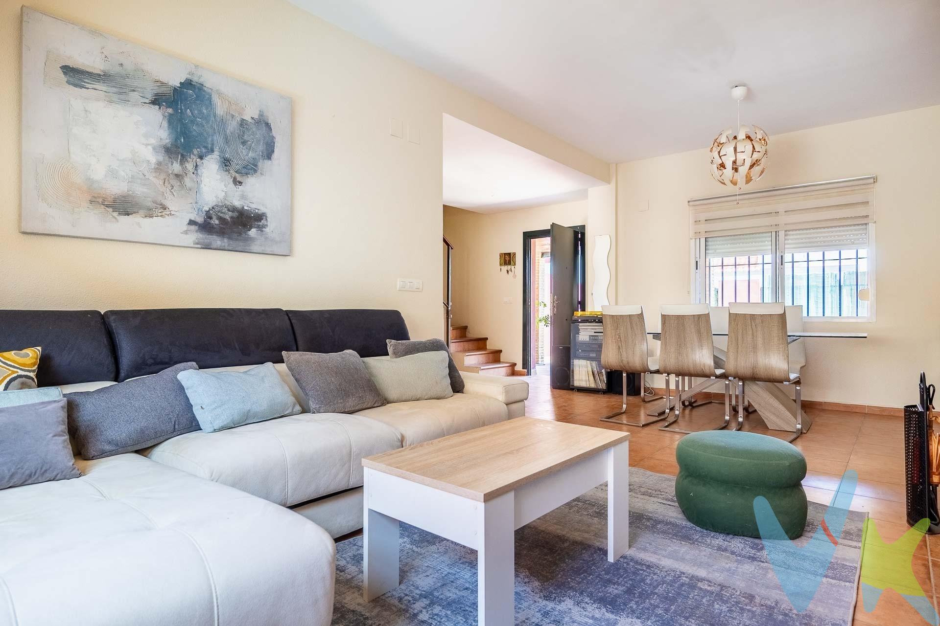 Oportunidad!. Bonita casa adosada en una tranquila urbanización del Carrión de los Céspedes, localidad sevillana situada en el Aljarafe, a 36 Km. de Sevilla y comunicada con la capital por tren de media distancia y autobús. La casa está para entrar y tiene un patio delantero con aparcamiento para el coche y un agradable porche cubierto, además de un estupendo patio trasero con un práctico trastero-lavadero. El salón es amplísimo, con chimenea y dos ventanales. La cocina, con salida al patio, está totalmente equipada. Tiene un aseo de cortesía en la planta baja. Además de los tres espaciosos dormitorios y cuarto de baño completo en la primera planta, tiene una espléndida buhardilla con cuarto de baño en la planta alta. La casa es muy luminosa y agradable, con muy buena ventilación y orientación Este Oeste, buenas calidades, amplitud de espacios y en perfecto estado. En cumplimiento de las obligaciones de información previstas en la Ley 10/2025, de 28 de diciembre, de servicios de atención a la clientela y transparencia, así como en la normativa sectorial vigente, el precio indicado no incluye los gastos e impuestos inherentes a la adquisición, los cuales se desglosan estimados o con posibilidad de calcularlos a continuación; los gastos más ajustados serán dados en el D. I. A. en la visita a inmuebles, o antes. *Gastos de Notaría: La Minuta se calculará según al arancel notarial oficial: Anexo I, del Real Decreto 1426/1989, de 17 de noviembre. *Gastos de Registro de la Propiedad: La inscripción se facturará según el arancel oficial: ANEXO I, del Real Decreto 1427/1989, de 17 de noviembre. *Gastos de Gestión (Gestoría): Los honorarios por la tramitación administrativa, liquidación de impuestos e inscripción registral ascienden de forma estimativa a [363 € aprox. ] (IVA incluido), aunque depende de cada caso, y su dificultad. *Honorarios Agencia del Vendedor: incluidos en el PVP. *Honorarios Agencia del comprador: La agencia prestará los servicios de información, asesoramiento y acompañamiento previstos en el Encargo de Servicios y en el D. I. A. Sus honorarios serán informados previamente, de forma individualizada y por escrito, conforme a la libertad de pactos y a la normativa vigente. *Si necesita Financiación, su banco le informará. *Impuesto sobre Transmisiones Patrimoniales (ITP): Se aplicará el tipo impositivo vigente en Andalucía (generalmente el 7%, sin perjuicio de tipos reducidos del 6%. 3,5%, etc, aplicables según las circunstancias personales del comprador o las características del inmueble). El impuesto se devenga sobre el superior entre: 1. - Valor de Referencia de Catastro; y 2. - Precio de venta. Puede calcular su situación personal en el portal oficial de la A. T. de Andalucía.