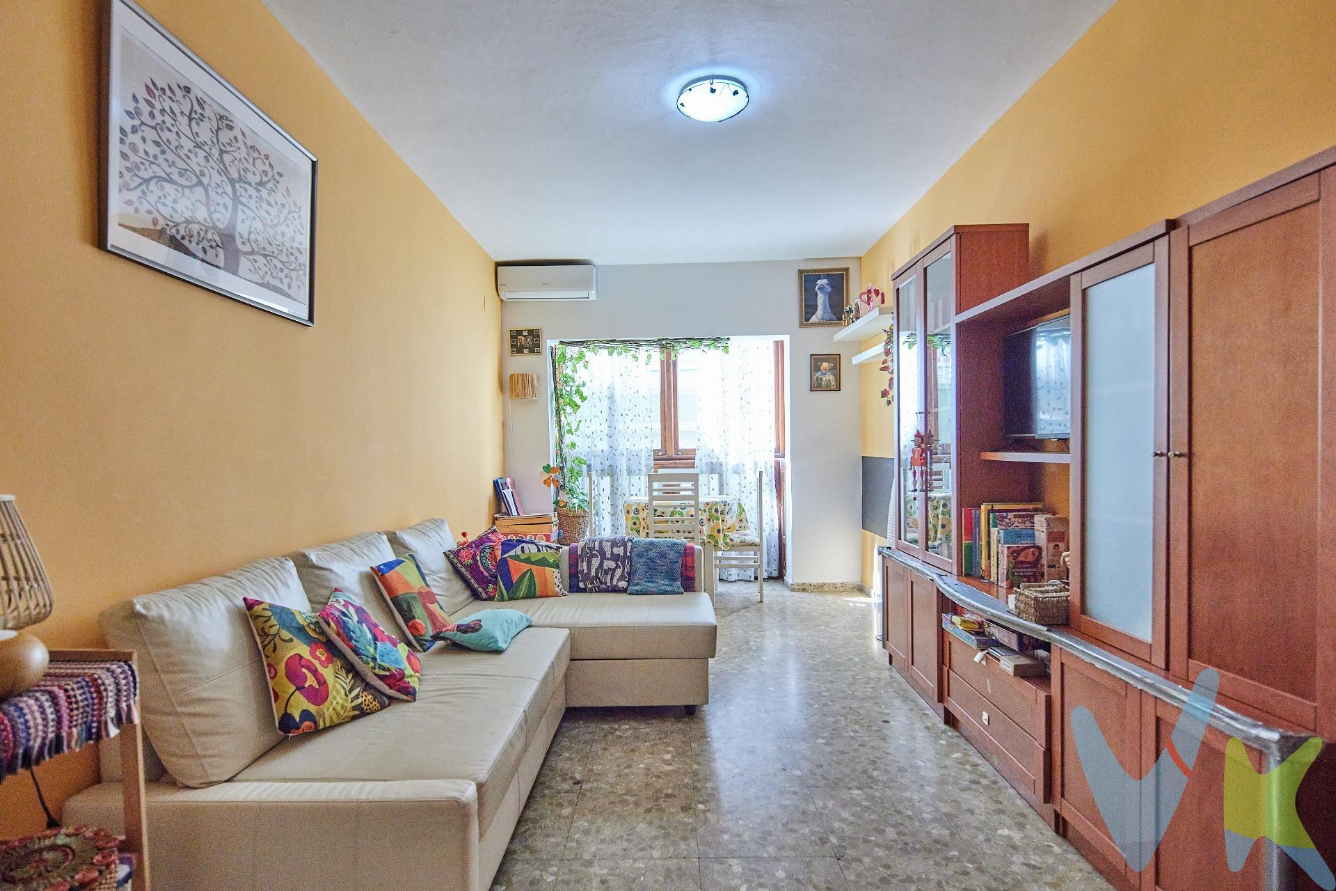 Presentamos esta encantadora propiedad ubicada en pleno centro de Cádiz, ideal para aquellos que buscan comodidad en sus actividades diarias. Esta vivienda cuenta con dos dormitorios, uno de matrimonio y otro individual, cocina amueblada, salón y cuarto de baño con bañera. Cocina con balcón a la calle, dormitorios con ventilación directa a patios del edificio con gran luminosidad, salón con cierro a la calle y aire acondicionado por split. Ambos dormitorios disponen de armario empotrado optimizando así el espacio disponible. Salón amplio y luminoso. Agua comunitaria. . Periodo de validez de la publicación 31/12/2026. Honorarios de agencia: 3% más IVA (21%) del precio de compraventa. Se hace constar que la agencia efectúa una labor de intermediación, y que las condiciones finales de la compraventa quedan sujetas a la aceptación expresa de la parte vendedora y formalización del contrato de compraventa. Gastos aproximados de comprador en concepto de Aranceles notariales y Registro de la Propiedad: 900 € - 1.500 €, variables según operación (Real Decreto 1426/1989 y Real Decreto 1427/1989). Operación sujeta a I.T.P. (7%) (Ley 5/2021, de 20 de octubre, de Tributos Cedidos de la Comunidad Autónoma de Andalucía). *Estimación tipos generales de gastos de compra según ley. Todos los porcentajes son aplicables sobre precio de compraventa del inmueble o valor de referencia catastral. Gastos particulares de financiación por cuenta de comprador no incluidos. Consulte con nosotros si tiene bonificaciones en su caso concreto, estaremos encantados de asesorarle con todo detalle.