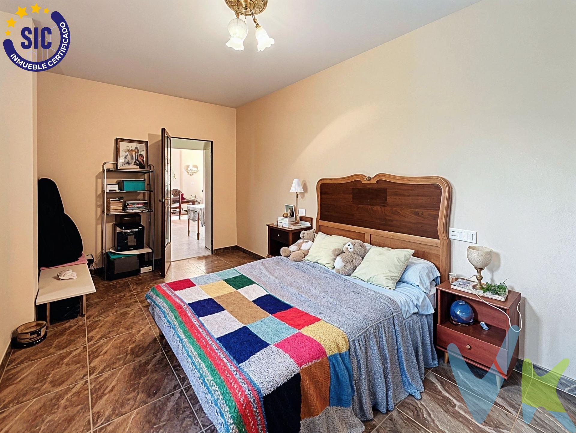 Vivienda con alma de granja y alma de proyecto. 📍 Barxeta – Parcela industrial con vivienda vinculada. ¿Buscas un espacio con historia, amplitud y posibilidades infinitas? Esta antigua granja construida en 1975 puede ser justo lo que necesitas si tu sueño es vivir y trabajar en un mismo lugar. Se trata de una propiedad singular, ubicada en suelo de tipología industrial en el sector El Racó de Barxeta, con 1.136 m² de parcela y una superficie construida de 398 m², repartida en dos edificaciones. 🔸 La vivienda principal, se sitúa en la parte frontal de la parcela y ha sido acondicionada con:. ●	Salón-comedor con chimenea. ●	Cocina abierta al salón. ●	1 baño completo. ●	1 dormitorio doble. 🔸 El resto del edificio principal, está actualmente destinado a espacios de almacén y zona de trabajo. 🔸 En la parte trasera, se encuentra otra construcción independiente habilitada como nave o almacén, ideal para desarrollar o ampliar cualquier actividad industrial o artesanal. 🌱 ¿Para quién es esta propiedad?. Para visionarios, autónomos o familias que buscan unir hogar y negocio en un entorno tranquilo pero funcional. Ideal para talleres, carpinterías, actividades agroindustriales, almacenes con atención al público o pequeños productores locales. 📞 Contacta con nosotros para concertar una visita y descubrir todo lo que esta finca puede ofrecerte. ¡Las oportunidades únicas no se encuentran todos los días!. La descripción del presente inmueble e imágenes tienen mero carácter informativo y en ningún caso carácter contractual, pudiendo ser modificados por la inmobiliaria comercializadora sin que ello implique responsabilidad alguna frente a terceros. En el precio de venta a público, esta propiedad NO incluye los gastos de adquisición (Notario, registro, gestión, honorarios, etc…). 