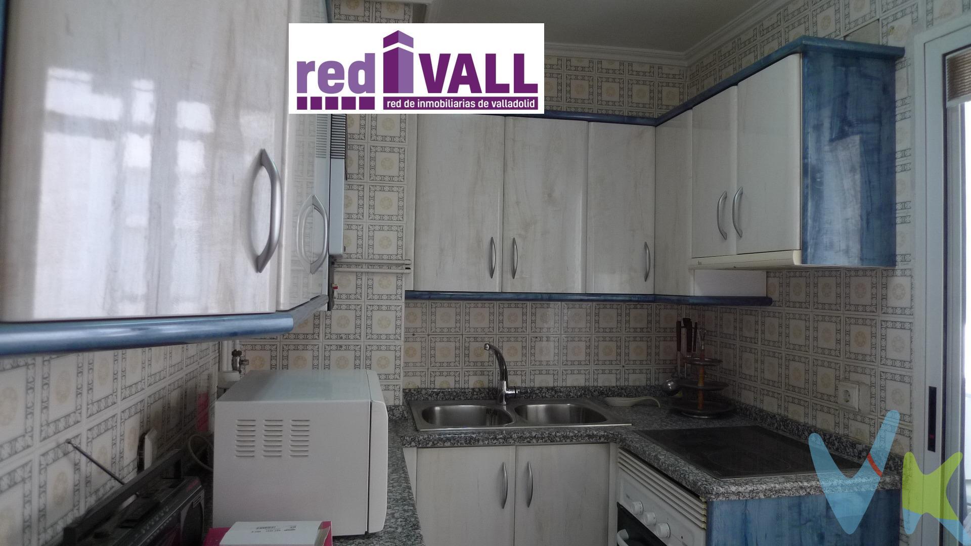 ¡Descubre tu nuevo hogar junto a la plaza del Carmen y Avda. Juan Carlos I!. Este luminoso piso en la calle Villanueva ofrece un espacio ideal para disfrutar de la vida urbana con todas las comodidades. Con 90 m² construidos y 80 m² útiles, cuenta con tres dormitorios perfectos para familias o para quienes buscan un espacio extra. El salón, acogedor y lleno de luz natural, se abre a una galería que invita a relajarse y disfrutar del aire fresco. La propiedad, situada en la tercera planta, cuenta con dos ascensores que facilitan el acceso,   además de una gran  plaza de garaje incluida en el precio . .  No dejes pasar la oportunidad de vivir en una ubicación privilegiada, cerca de la Avenida Juan Carlos I y rodeado de servicios. ¡Ven a visitarlo y enamórate de tu nuevo hogar!