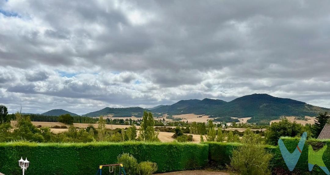 En Alzuza II, una urbanización tranquila y privada de alto nivel del Valle de Egues, te ofrecemos la posibilidad de adquirir la vivienda de tus sueños. A 10 mn de Pamplona, podrás disfrutar de un estilo de vida de lo más entrañable, seguro y en harmonía con la naturaleza. Te presentamos el mejor chalet de toda la urbanización de Alzuza II, construido en una doble parcela de unos 2.300 m2, domina todo el complejo y dispone de magníficas vistas al valle de Egües.El chalet de 479 m2 construidos y 413 m2 útiles, en 3 plantas, tiene la siguiente descripción:.Planta baja de 200 m2 útiles compuesta de un elegante hall de entrada con escalera y suelos de mármol dando acceso directo a todas las plantas y diferentes estancias de la misma planta, un hermoso estar - comedor con chimenea y salón de lectura de un total de 61 m2, con salida directa al porche de la vivienda donde te espera la barbacoa para disfrutar comiendo o cenando en familia o con tus amigos, una lujosa cocina de 26 m2 totalmente equipada y amueblada con acceso directo al comedor y también al porche, una zona auxiliar con lavadora, secadora y armarios para la ropa, el cuarto de caldera y mandos, un aseo y el garaje de 32 m2 para 2 cochesPlanta primera de 118 m2, con su habitación principal de 26 m2, su baño en suit de unos 5,5 m2 y una terraza de 7,5 m2 con vistas a los montes, 2 habitaciones de unos 13 m2 cada una con acceso a otra terraza de 8,5 m2, un baño común para dar servicio a esos 2 dormitorios, y otro dormitorio de 23 m2 con su baño de 5 m2Planta semi-sótano de 95 m2, compuesta de un magnífico txoko de 37 m2 con chimenea, cocina y bodega, un dormitorio de 15 m2 con su baño de unos 5 m2, un cuarto con sauna, bañera jacuzzi y su ducha, dos trasteros y un aseo. .Esta planta tiene un acceso independiente desde el exterior de la casa para que tus invitados puedan entrar cómodamente a las comidas o cenas del txoko y no tengan que entrar por la vivienda. Todas los materiales son de primera calidad. Suelos de parquet, mármol y grès. Pintura plástica lisa. Sistema eléctrico de apertura y cierre de persianas, ventanas de PVC con rotura de puente térmico y cristal climalit. Alarma. Tiene sistema de ACS de gas natural con circuitos independientes.Dispone de riego automático para el jardin.El valor añadido de esta casa a parte de su situación en la urbanización y sus vistas al Valle de Egües, es el hecho que su parcela de 2.300 m2 es divisible para poder hacer otra vivienda si se quisiera.La urbanización de Alzuza II es de la más exclusiva y valorada de la comarca de Pamplona, con vigilancia y seguridad, con instalaciones deportivas privadas como piscina cubierta, pistas de tenis y padel, cancha de baloncesto y 21.000 m2 de zonas verdes donde tus hijos podrán jugar y disfrutar tranquilamente sin ningún peligro.
Está muy bien comunicada con Pamplona. Ubicada a 5 mn del Centro Comercial de Itaroa, del Colegio British de Gorraiz y de todos los servicios del municipio de Huarte¡No dejes pasar esta oportunidad, no volverá a salir!
Datos meramente informativos, sin valor contractual. El precio de venta indicado no incluye impuestos. En régimen general, el ITP (Impuesto de Transmisiones Patrimoniales) es del 6% sobre el precio de compra, salvo bonificaciones aplicables según la normativa vigente (RD 1/1993). Gastos de transmisión (notaría, registro, AJD) aproximados: 2% sobre el precio de compra.
Financiación: Si es necesaria, se puede consensuar con la entidad bancaria.Honorarios: Honorarios de la agencia a cargo del vendedor. NO SE COBRAN HONORARIOS AL COMPRADOR.