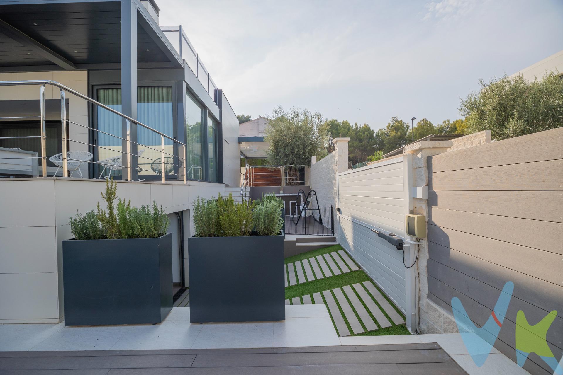 En venta exclusiva de este chalet casi independiente en una de las zonas más demandadas de Torrent, El Vedat. Se trata de una propiedad única que ofrece todas las comodidades y un diseño de alta calidad ,ideal para quienes buscan el lujo y tranquilidad. Reforma integral con materiales de primera calidad ,calefacción por Pellets ,baños de gran formato con acabados de la reconocida marca Porcelanosa ,fachada reforzada para un mejor aislamiento ,garaje cubierto para dos coches y espacio exterior para dos más. piscina privada ,trastero y preinstalación de placas solares para mayor eficiencia energética. Planta principal: un baño ,dormitorio, cocina, salón comedor y terraza. Planta primera: tres dormitorios ,uno de ellos con baño en suite y otro con terraza. Planta superior: espacio diáfano ,utilizado actualmente como gimnasio y salida a gran terraza. Planta inferior: reformada como una segunda vivienda, con salón comedor ,dormitorio ,cocina y baño. La descripción del presente inmueble e imágenes tienen mero carácter informativo y en ningún caso carácter contractual, pudiendo ser modificados por la inmobiliaria comercializadora sin que ello implique responsabilidad alguna frente a terceros. En el precio de venta a público, esta propiedad NO incluye los gastos de adquisición (Notario, registro, gestión, honorarios, etc…).