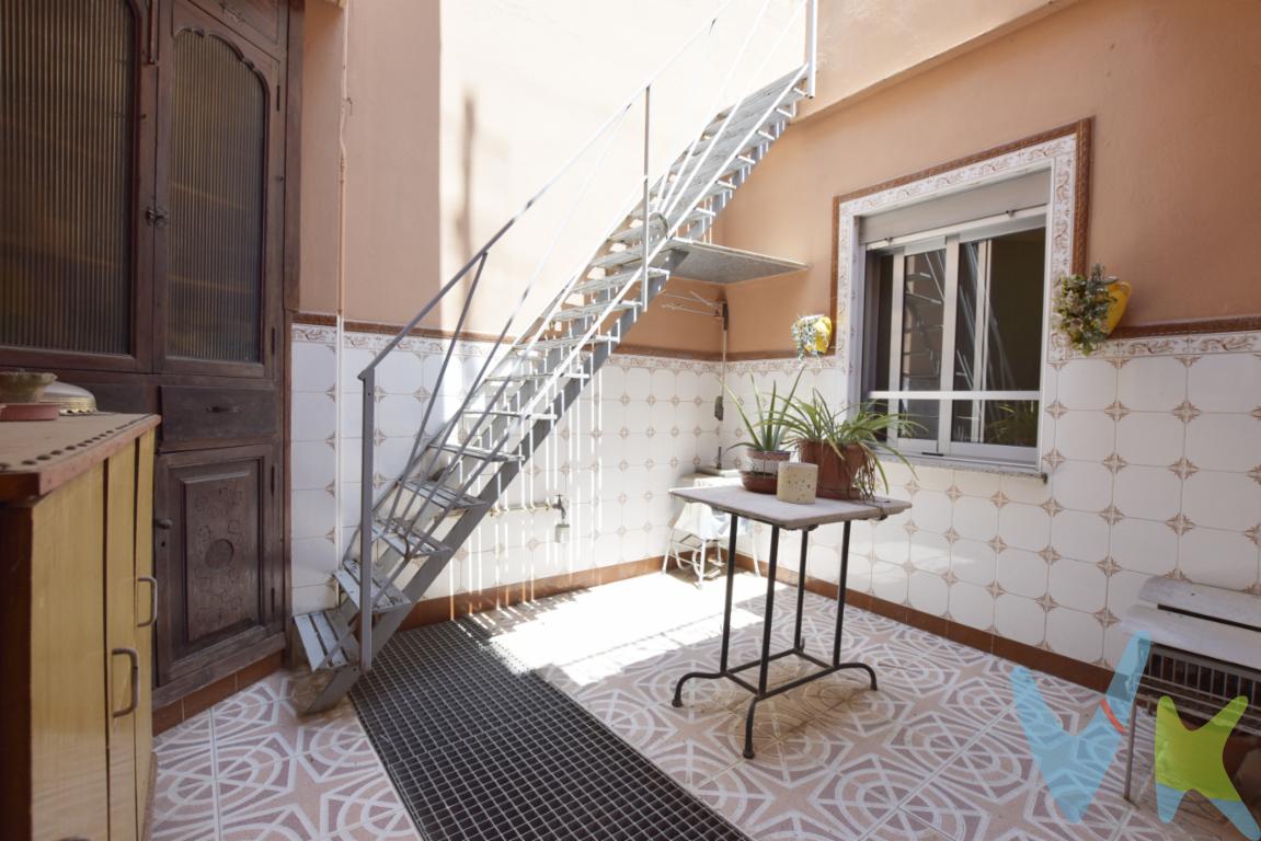 ¡Estas de enhorabuena si buscas una casa de pueblo con posibilidades! Te proponemos una casa unifamiliar distribuida en tres plantas. Planta baja destinada a garaje y piso primero a vivienda con patio. Lo mejor la terraza de la azotea, de casi 90m2, parte cubierta y parte descubierta para disfrutarla y utilizarla para un sinfín de necesidades desde tener plantas, correr con tu mascota, un lavadero, una pequeña piscina, un cenador, etc. La vivienda está situada en una zona de expansión de Paterna, sin problemas para aparcar, ideal para salir a pasear por los jardines y parques de alrededor. Vivirás muy cerca de todos los servicios a menos de 5 minutos de los supermercados, centro de salud, del centro de Paterna, zona de la conocida \"Cordá\", tiendas de barrio, al lado de la iglesia Santa Rita, además fácil acceso a la autovía AP7, Valencia a 10 minutos en coche, a la V30, CV35, además de parada de metro 2, línea de bus interurbano y tranvía 4. Es la novena ciudad por números de habitantes de la Comunidad Valenciana, rodeado de zonas industriales como Fuente del Jarro, Parque Tecnológico o la Feria de Muestras, generando oferta laboral si apuestas por un edificio \"built to rent\". Por normativa, hay opción de una altura más si optas por una proyecto de remodelación y adaptación pensando en uso particular o inversión. La vivienda en planta primera se distribuye en tres habitaciones, 1 baño reformado, cocina, comedor y una zona de estar a la calle. Dispone se aire acondicionado. ¿Quieres más información? Llámanos, hablamos y hacemos realidad tu proyecto de vida.¿Te gustaría enterarte en primicia de nuestros inmuebles en alquiler y venta? En VIVEKU.ES los publicamos con unos días de antelación.Contamos con 30 años de experiencia acreditada y nuestro objetivo es garantizarle un servicio de compra humano, ético, de calidad, fácil y seguro. Nuestro equipo lo integran agentes con la titulación AIR (Agente Inmobiliario Registrado) y Agentes Certificadores de la categoría Premium en certificación de inmuebles y debidamente registrados en el Registro de Agentes de Intermediación de la CV (RAICV 0743). Consulte en nuestras reseñas de Google lo que opinan los clientes que ya han trabajado con nosotros.El precio NO incluye: Impuestos, gastos de Notaría, registro y honorarios de inmobiliaria. 