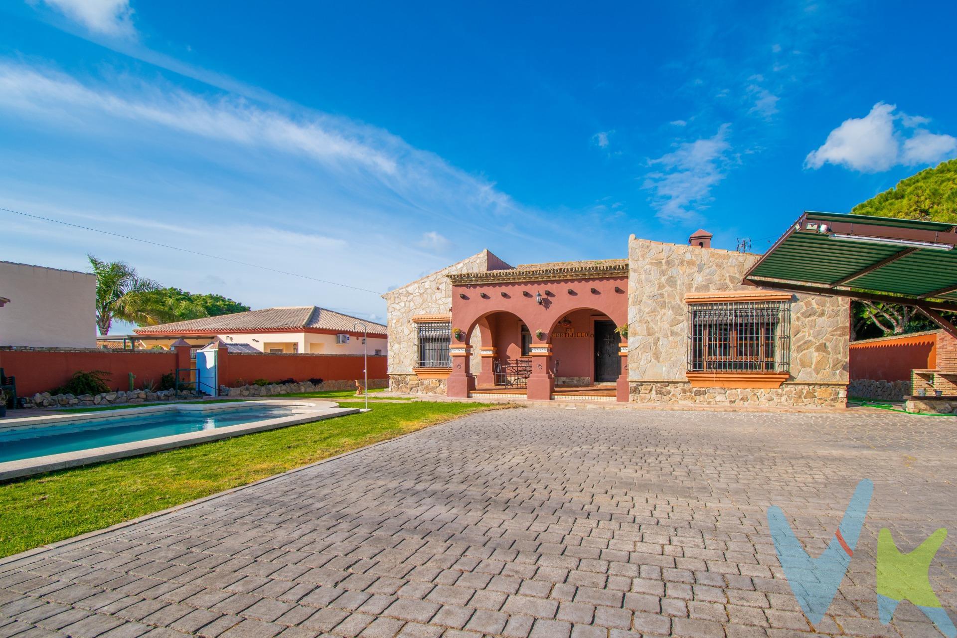 Descubre esta espectacular vivienda independiente en la exclusiva zona de la Rana Verde, una propiedad que combina amplitud, luz y un encanto rústico único. Ubicada sobre una generosa parcela de 1.000 m², esta casa ofrece un entorno ideal para disfrutar al aire libre, con jardín de césped natural y piscina privada, perfecta para relajarse o compartir momentos en familia durante todo el año. En su interior, la vivienda destaca por su carácter y calidez: techos con vigas vistas de madera, elegantes paredes de piedra y una cuidada carpintería interior que aporta personalidad a cada estancia. Todas las ventanas son de Climalit, garantizando aislamiento térmico y acústico, y las puertas de madera refuerzan ese estilo acogedor y tradicional. La distribución es cómoda y funcional, con cinco amplios dormitorios, tres cuartos de baño completos, una cocina espaciosa y una práctica habitación de despensa. La orientación sur proporciona una luminosidad excepcional durante todo el día, creando espacios cálidos y agradables. Situada en una calle ancha y tranquila, esta propiedad es perfecta tanto como residencia habitual como segunda vivienda, en una de las zonas más demandadas para vivir con tranquilidad sin renunciar a la cercanía de todos los servicios. Una casa con alma, lista para entrar a vivir y disfrutar desde el primer día.Transparencia de precio, impuestos y honorarios: El precio publicado corresponde únicamente al precio de venta del inmueble y no incluye impuestos, gastos de compraventa ni honorarios a cargo del comprador. Impuestos: ITP o IVA + AJD (según la naturaleza de la transmisión). En Andalucía, en segundas transmisiones el ITP es 7 % con carácter general, pudiendo aplicarse tipos reducidos (6 % o 3,5 %) si se cumplen requisitos. Base del impuesto: con carácter general, la base será la mayor entre el precio declarado y el valor de referencia (según normativa aplicable). Gastos de compraventa: Notaría, Registro y, en su caso, Gestoría (desde 2.000 € orientativo, según operación). Honorarios comprador (no incluidos): 3 % + IVA, con mín. 3.500 € + IVA si precio 115.000 €. Se informan y aceptan por escrito (hoja de encargo/servicios) antes de la visita y de cualquier gestión vinculada a la compra. Ficha informativa (Decreto 218/2005) a disposición del interesado. Fuentes oficiales: Información tributaria y valor de referencia disponible en Sedes Oficiales de la Junta de Andalucía y se facilitan a quien lo solicite. Exclusiva: Por mandato expreso del propietario, este inmueble se comercializa en exclusiva a través de la Inmobiliaria. Se ruega no contactar directamente con propiedad/ocupante/vecinos.