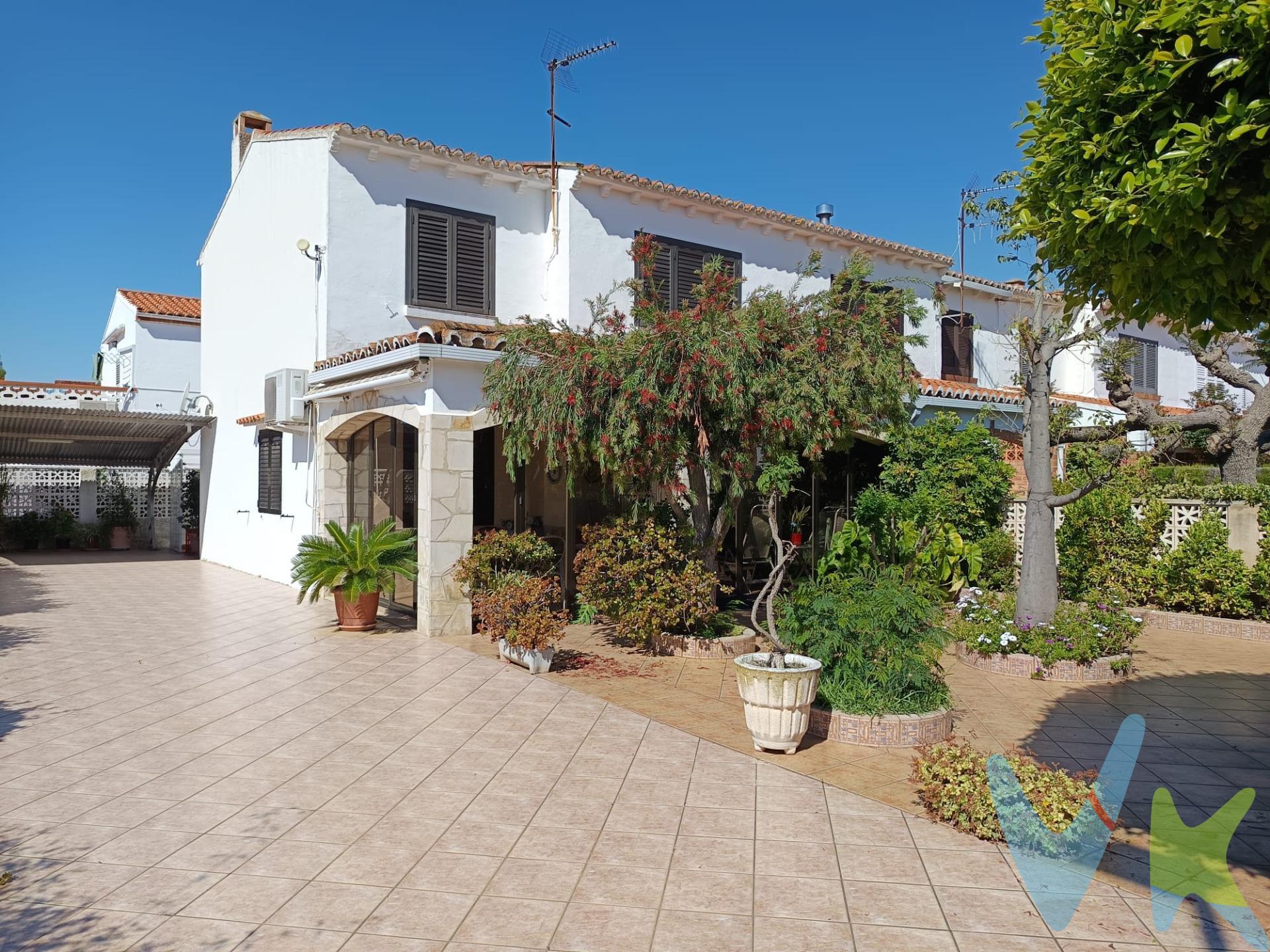 Este atractivo pareado se encuentra ubicado en la zona de La Curva, en Benicasim. Con un precio competitivo, esta propiedad es ideal tanto para familias como para aquellos que buscan disfrutar del estilo de vida mediterráneo. . La vivienda cuenta con una superficie construida de 132 m² y está situada sobre una parcela amplia de 244 m², lo que proporciona espacio suficiente para actividades al aire libre o jardines privados. . Dispone de tres cómodas habitaciones dobles y dos baños completos bien distribuidos que garantizan confort a sus residentes. El estado general del inmueble es bueno, listo para entrar a vivir sin necesidad inmediata de reformas significativas. Entre los extras destacan, barbacoa, lavadero,  parking privado y una acogedora terraza perfecta para relajarse mientras disfruta del clima soleado típico de la región valenciana; además su cercanía a colegios hace este hogar aún más conveniente para las familias con niños pequeños. 📞 Contáctanos para concertar una visita y descubrir en persona todo lo que este hogar puede ofrecerte. Teléfono: 692685282. Email: mercheescrig@inmobiliariacarmona.es. Por mandato expreso del propietario comercializamos este inmueble mediante contrato de multi-exclusiva, por el cual numerosas agencias colaboradoras, nacionales e internacionales, ofrecen esta vivienda a sus potenciales compradores, todo ello garantizando un servicio de calidad, un trato fácil, sencillo y sin interferencias de terceros, ya que la gestión es a través de nuestra agencia. *Impuestos, gastos de compraventa tales como honorarios agencia y financiación no incluidos. 