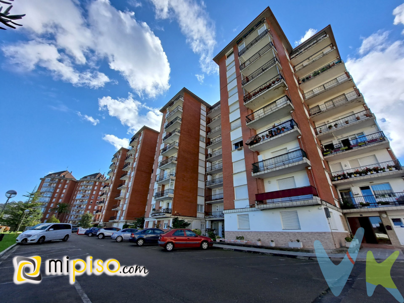 DEPARTAMENTO EN LAREDO. CANTABRIA.  A tan solo 5 min. del centro de la villa andando se encuentra este estupendo bajo de 36 m2 que consta de una habitación, salón, cocina independiente y baño. Con muchas posibilidades si lo que se desea es hacer reforma y dejar tipo loft .  En urbanización privada, con amplia zona de jardines para disfrutar del verano, con parking comunitario. A 150 mtrs de la Playa Salvé y del estupendo paseo maritimo. La vivienda aparte dispone de un choco o garaje opcional a pié de calle de 18 m2, amueblado, con luz, agua y antena de tv. Con altillo para almacenaje. No dejes pasar la oportunidad de disfrutar de una vivienda en Laredo!!