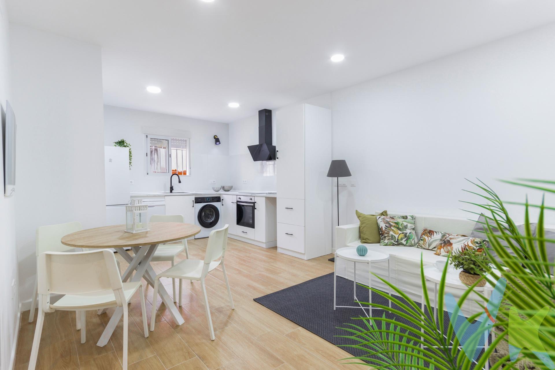 Apartamento totalmente reformado en pleno barrio de San Miguel – Centro. Si buscas vivir en pleno centro, en uno de los barrios con más historia y encanto de Barrio de San Miguel, esta es tu oportunidad. Ponemos a la venta este apartamento situado en primera planta, completamente reformado a estrenar. La vivienda ha sido renovada integralmente, incluyendo instalaciones de fontanería y electricidad nuevas, además de ventanas, acabados y equipamiento totalmente actualizados, ofreciendo así la tranquilidad de una vivienda lista para entrar a vivir. El apartamento cuenta con cocina abierta al salón, creando un espacio amplio, luminoso y muy funcional. La cocina se entrega amueblada y equipada con electrodomésticos. Dispone además de un cuarto de baño de generosas dimensiones con placa de ducha. La vivienda tiene actualmente un espacio diáfano con posibilidad de configurar hasta dos dormitorios. Aunque en este momento no están separados, cada uno cuenta con su puerta independiente, lo que permite dividirlos fácilmente mediante un tabique y adaptar la vivienda a las necesidades del comprador. Una propiedad ideal tanto para vivir en el centro como para inversión, en una de las zonas más auténticas de Jerez de la Frontera, rodeada de historia, comercios y todos los servicios. Si quieres más información o concertar una visita, no dudes en contactarnos. En cumplimiento del Decreto 218/2005 del 11 de Octubre, se informa al cliente que los gastos notariales, registrales, ITP, honorarios de intermediación, gastos financieros y otros gastos inherentes a la compraventa no están incluidos en el precio. 